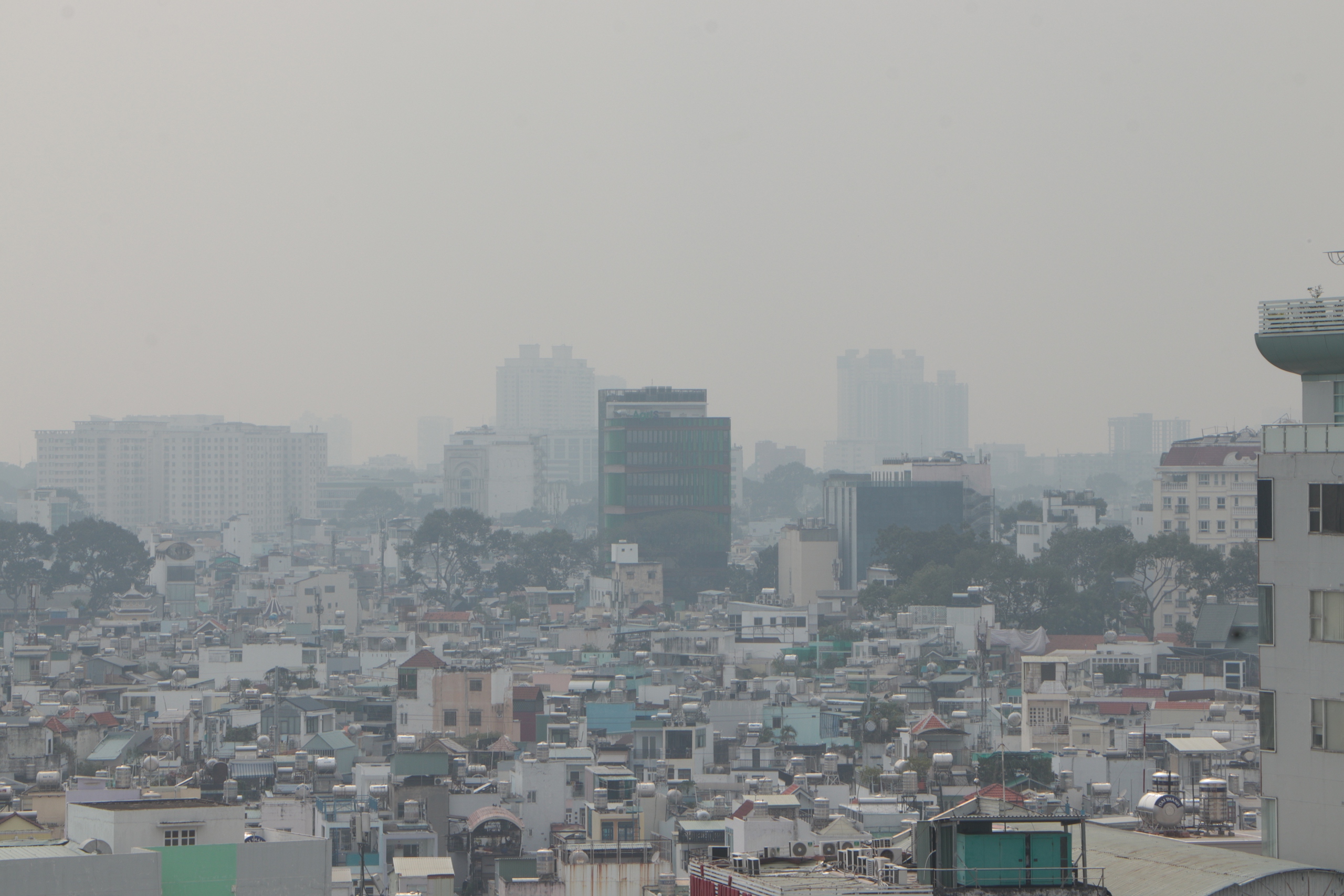 Sáng mờ sương, trưa báo động đỏ: Người dân TP.HCM xoay xở trước ô nhiễm không khí - Ảnh 1. Sáng mờ sương, trưa báo động đỏ: Người dân TP.HCM xoay xở trước ô nhiễm không khí - Ảnh 1.