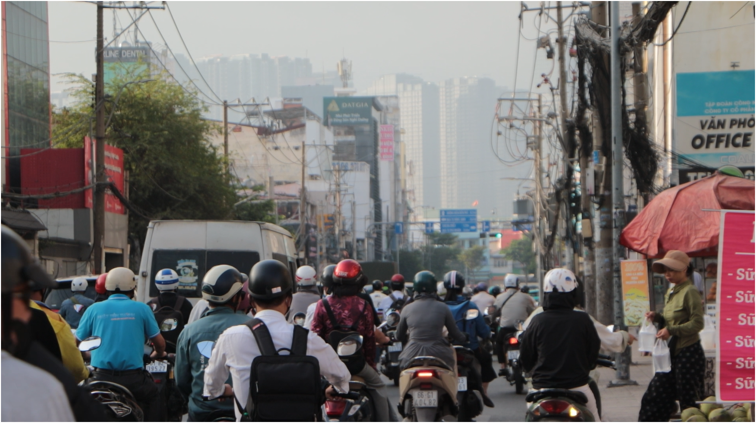 Sáng mờ sương, trưa báo động đỏ: Người dân TP.HCM xoay xở trước ô nhiễm không khí - Ảnh 2. Sáng mờ sương, trưa báo động đỏ: Người dân TP.HCM xoay xở trước ô nhiễm không khí - Ảnh 2.