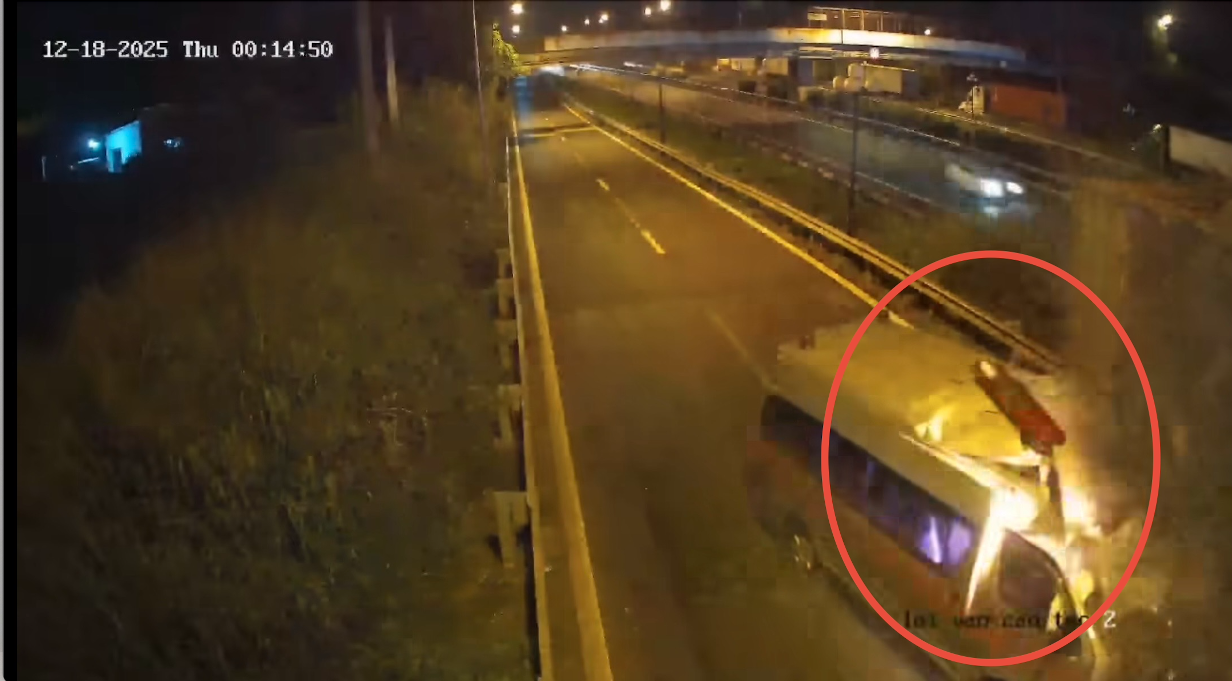 Xe cứu thương tông xe đầu kéo gần trạm dừng nghỉ cao tốc: Cục CSGT nói gì?- Ảnh 1. Xe cứu thương tông xe đầu kéo gần trạm dừng nghỉ cao tốc: Cục CSGT nói gì?- Ảnh 1.