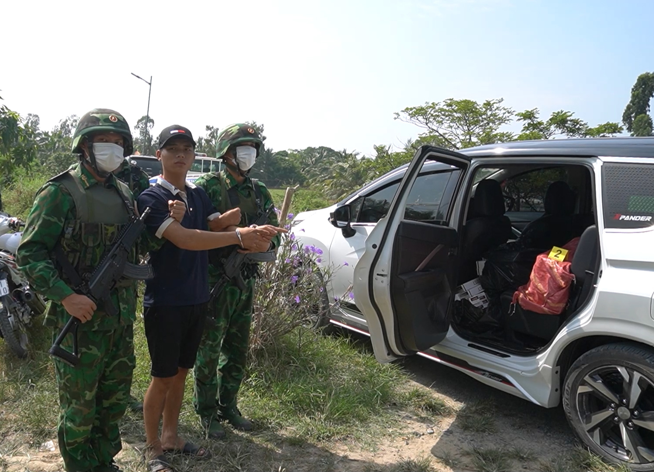 "Nóng" biên giới Tây Ninh: Trắng đêm chặn đứng dòng người xuất - nhập cảnh lậu  - Ảnh 5.