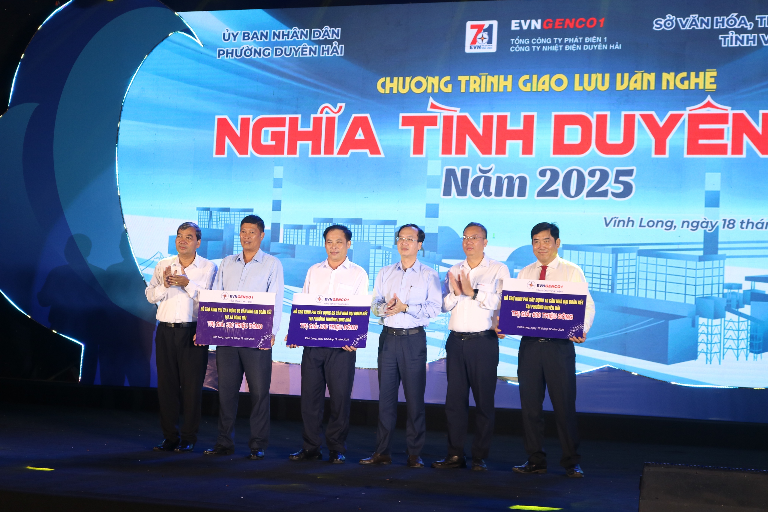 Vĩnh Long: Trao 1,54 tỉ đồng an sinh xã hội trong chương trình "Nghĩa tình Duyên Hải" - Ảnh 1.