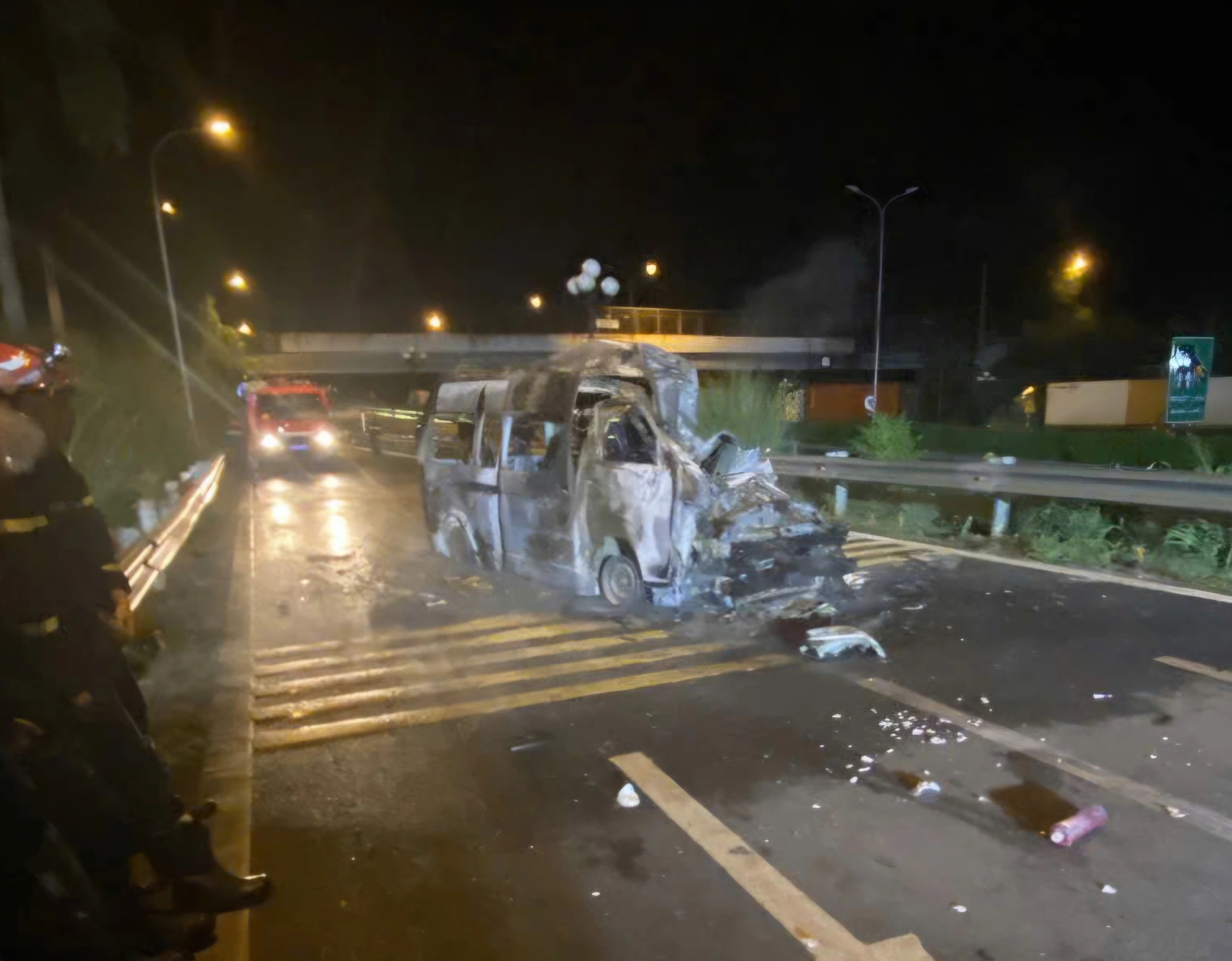 Bệnh viện Chợ Rẫy nói gì xe cứu thương tông xe đầu kéo trạm dừng cao tốc? - Ảnh 1.