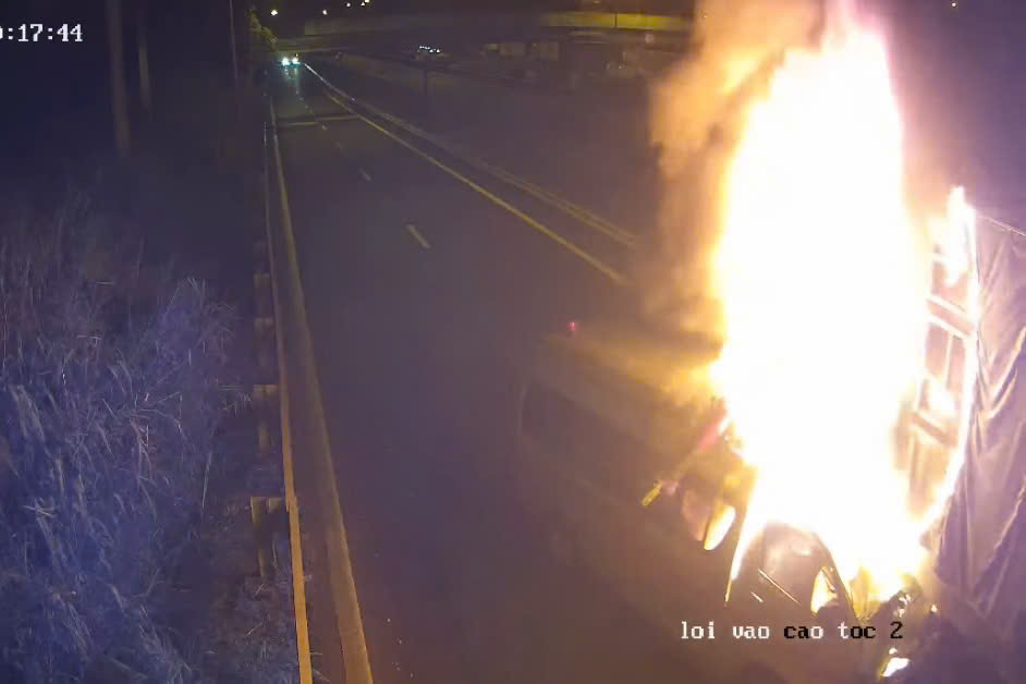 Xe cứu thương tông xe đầu kéo ở đường dẫn trạm dừng nghỉ cao tốc: 3 người tử vong- Ảnh 1. Xe cứu thương tông xe đầu kéo ở đường dẫn trạm dừng nghỉ cao tốc: 3 người tử vong- Ảnh 1.