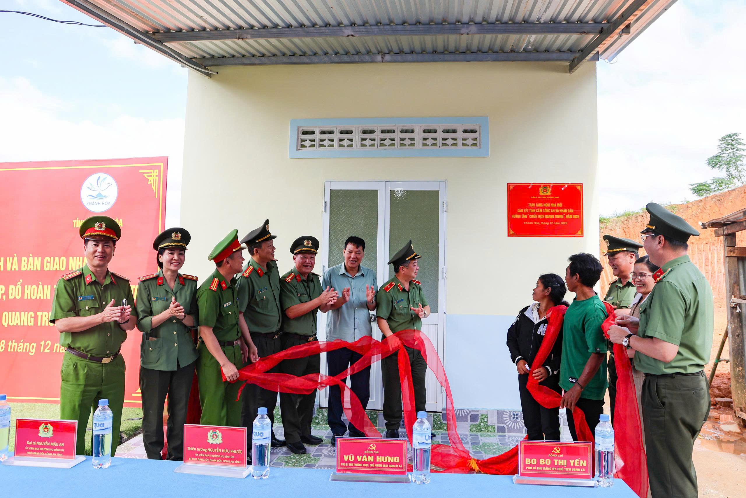 Công an Khánh Hòa khánh thành ngôi nhà đầu tiên trong ‘Chiến dịch Quang Trung’ - Ảnh 1.