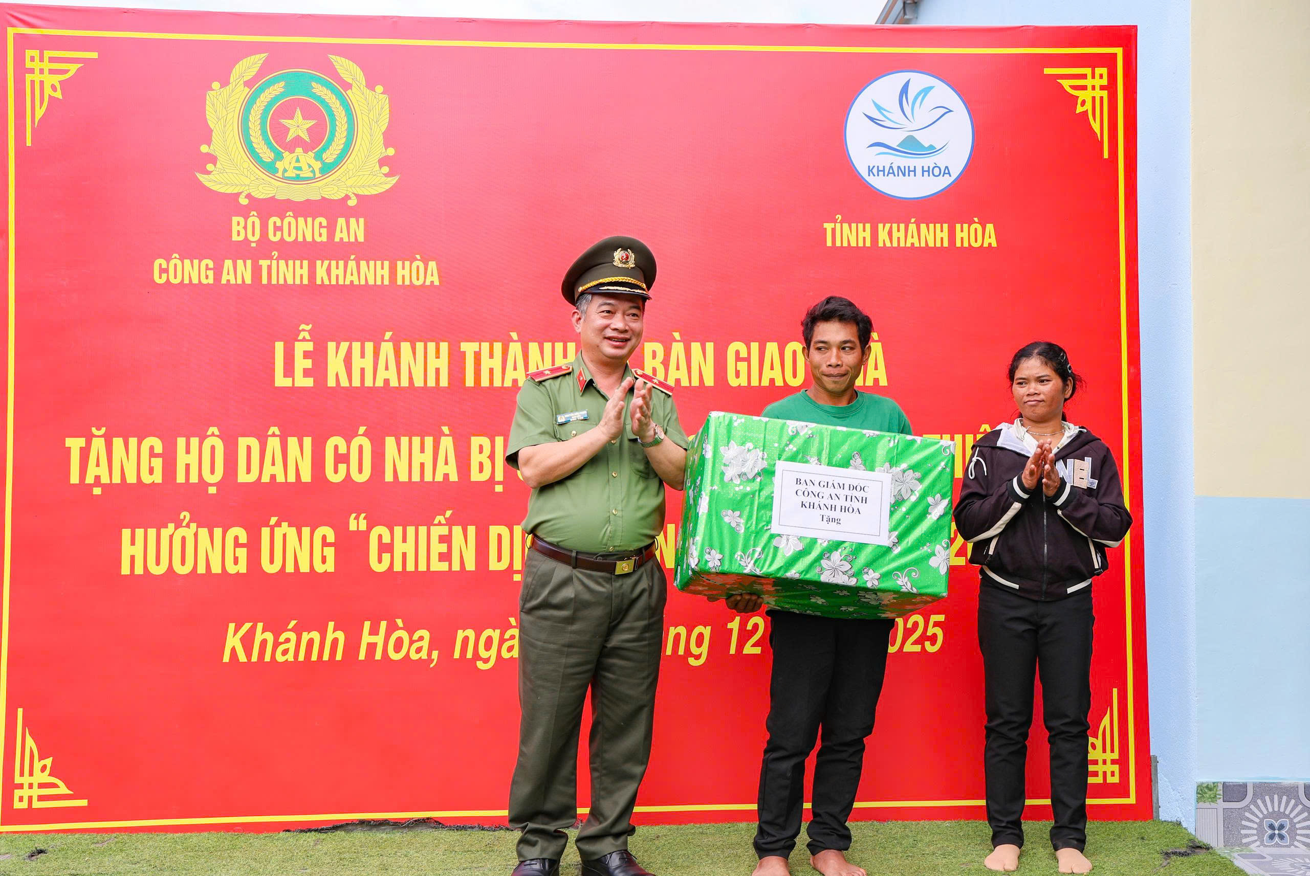 Công an Khánh Hòa khánh thành ngôi nhà đầu tiên trong ‘Chiến dịch Quang Trung’ - Ảnh 2.