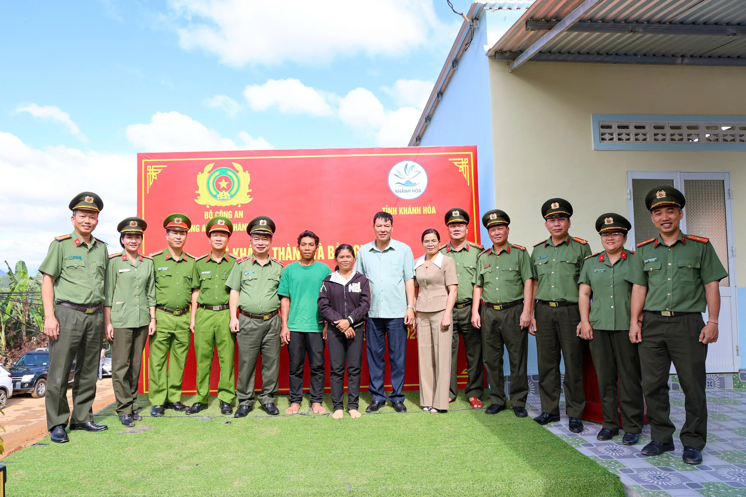 Công an Khánh Hòa khánh thành ngôi nhà đầu tiên trong ‘Chiến dịch Quang Trung’ - Ảnh 4.