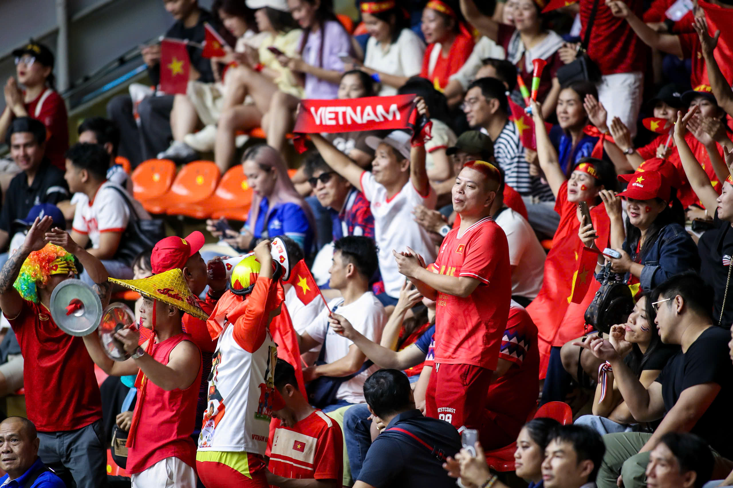 Đội tuyển bóng chuyền nam Việt Nam thắng 2 ván đầu, vẫn thua ngược tiếc nuối trước Indonesia- Ảnh 5. Đội tuyển bóng chuyền nam Việt Nam thắng 2 ván đầu, vẫn thua ngược tiếc nuối trước Indonesia- Ảnh 5.