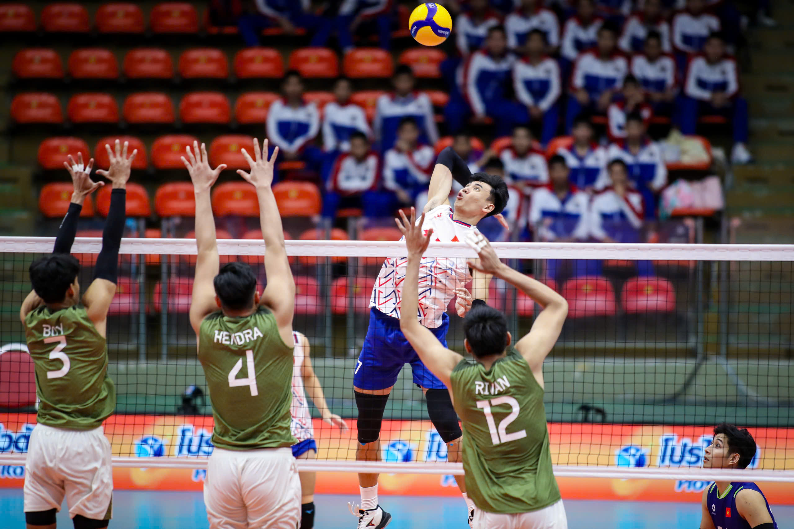 Đội tuyển bóng chuyền nam Việt Nam thắng 2 ván đầu, vẫn thua ngược tiếc nuối trước Indonesia- Ảnh 2. Đội tuyển bóng chuyền nam Việt Nam thắng 2 ván đầu, vẫn thua ngược tiếc nuối trước Indonesia- Ảnh 2.