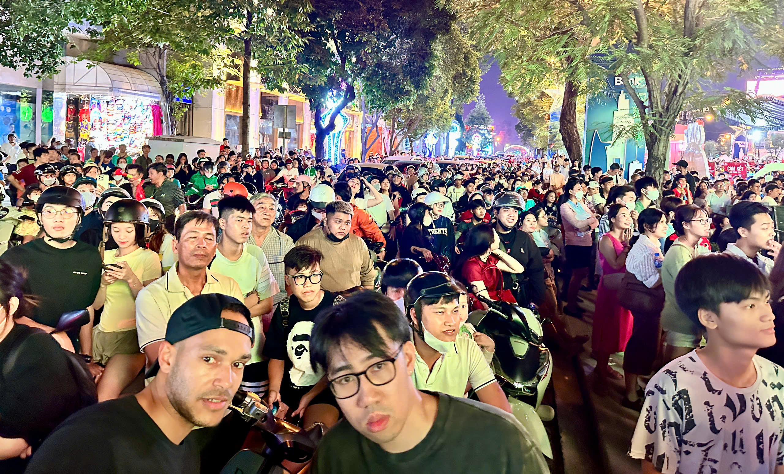 'Biển người' ở trung tâm TP.HCM mừng U.22 Việt Nam vô địch SEA Games 33 - Ảnh 14.