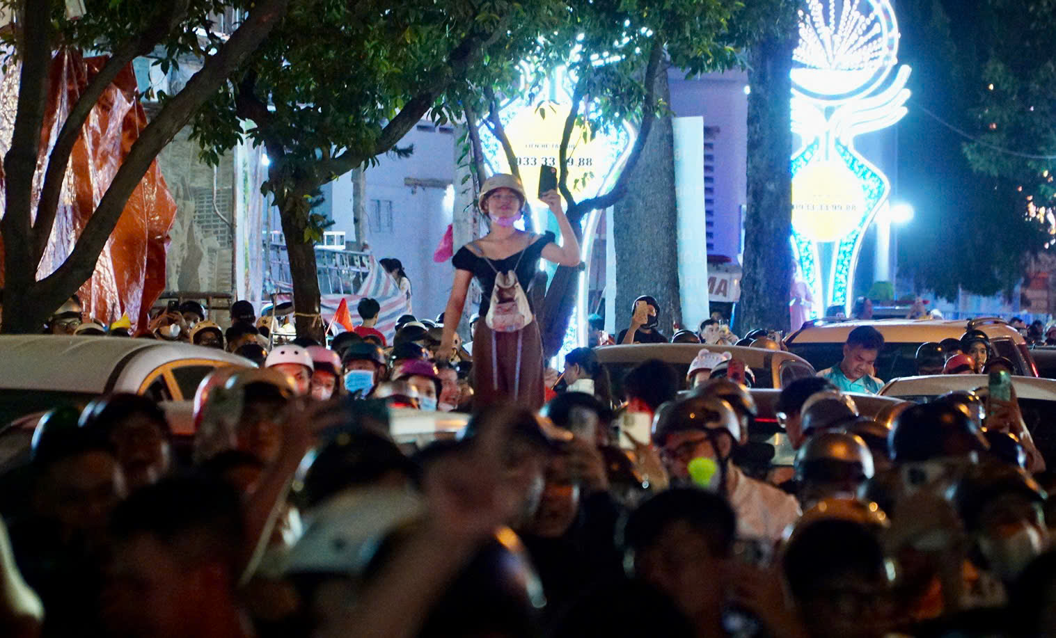 'Biển người' ở trung tâm TP.HCM mừng U.22 Việt Nam vô địch SEA Games 33 - Ảnh 13.