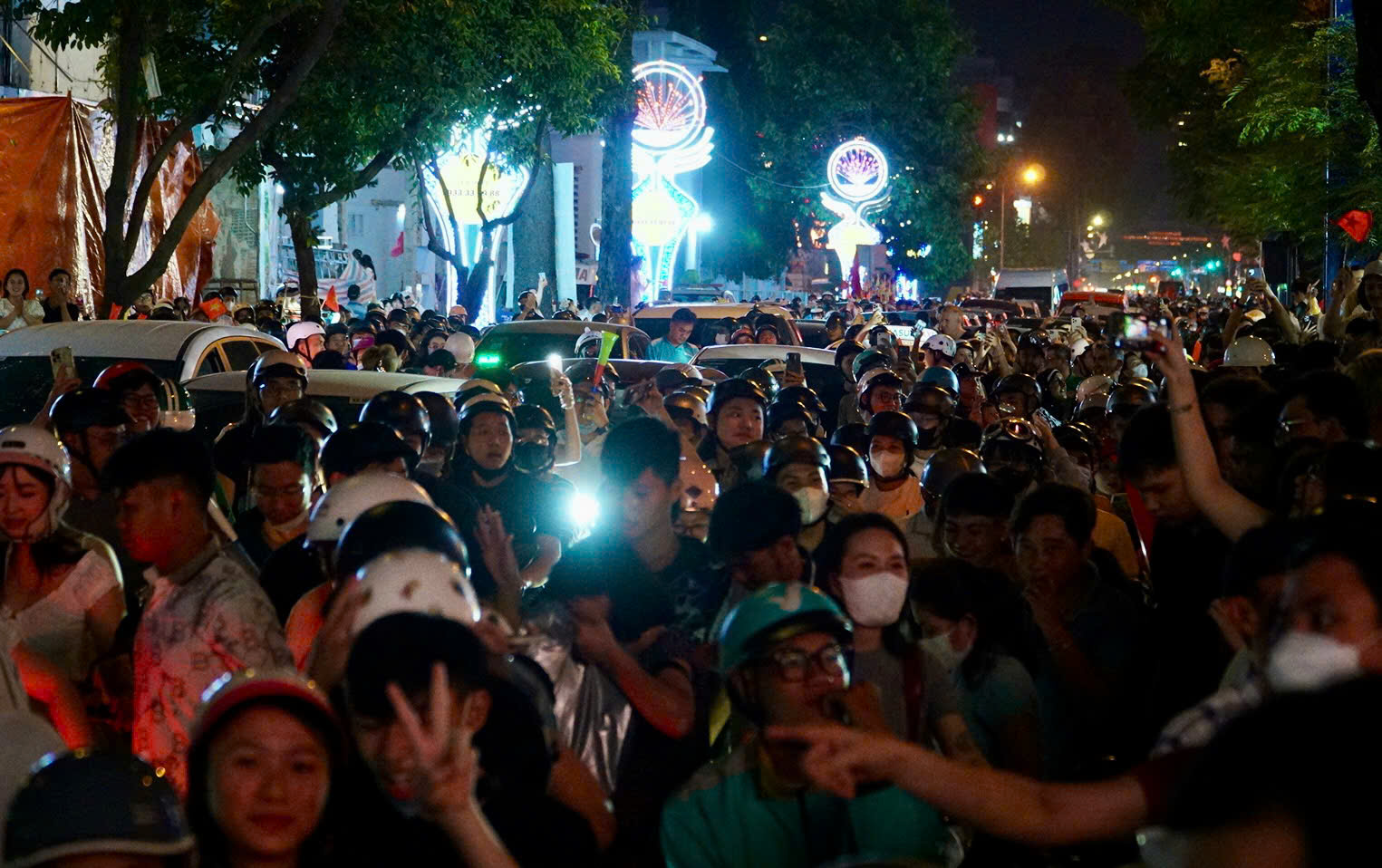 'Biển người' ở trung tâm TP.HCM mừng U.22 Việt Nam vô địch SEA Games 33 - Ảnh 12.