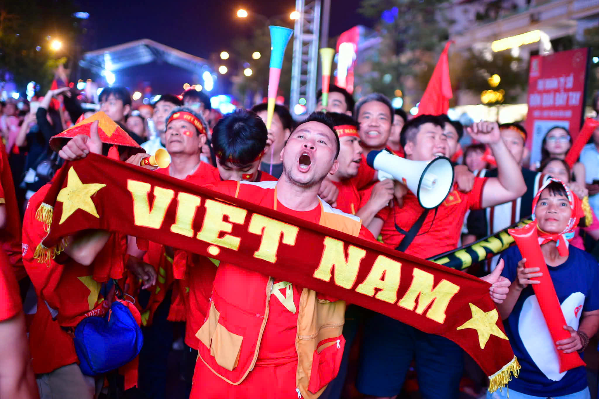 'Biển người' ở trung tâm TP.HCM mừng U.22 Việt Nam vô địch SEA Games 33 - Ảnh 9.