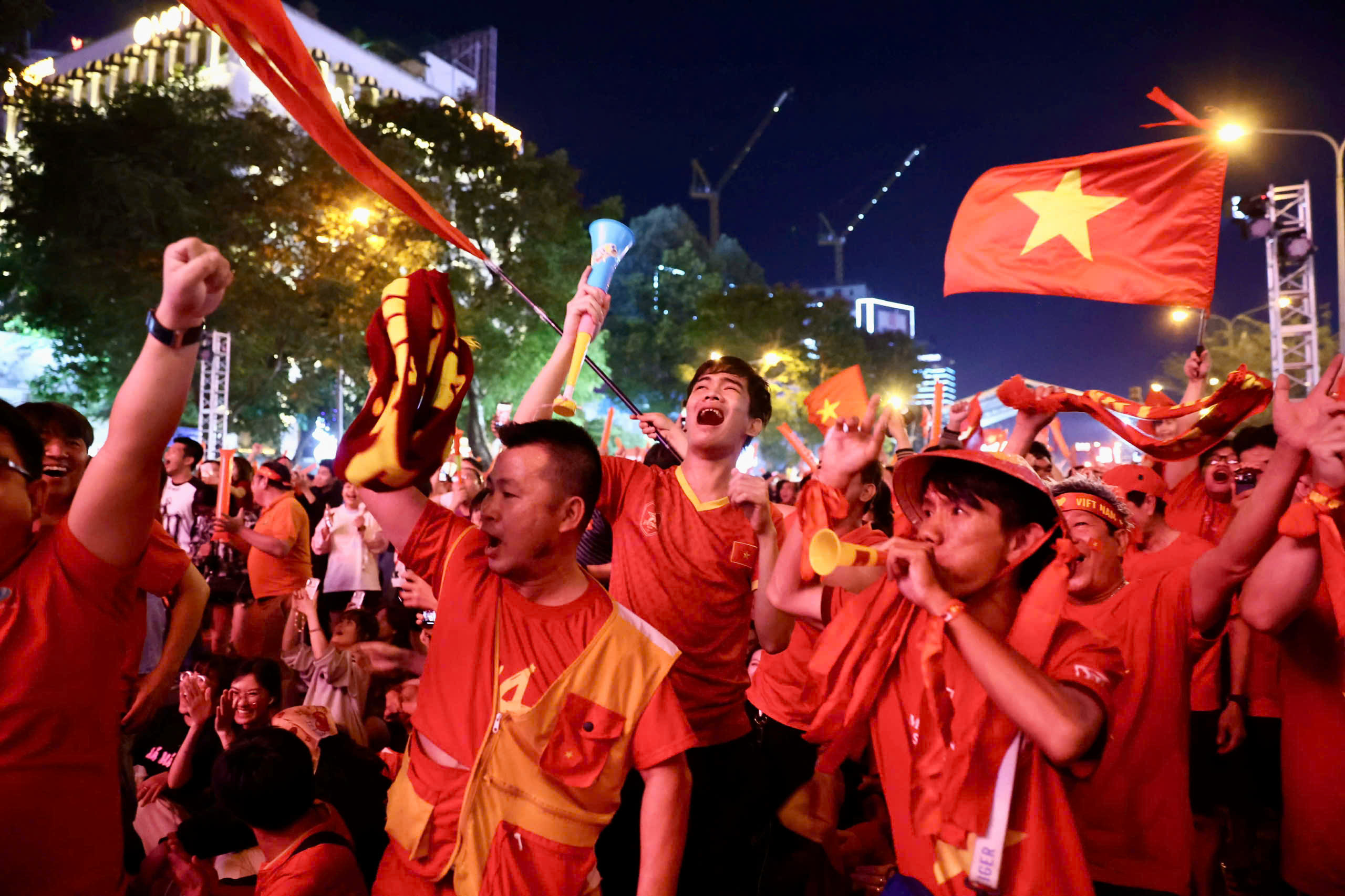 'Biển người' ở trung tâm TP.HCM mừng U.22 Việt Nam vô địch SEA Games 33 - Ảnh 10.