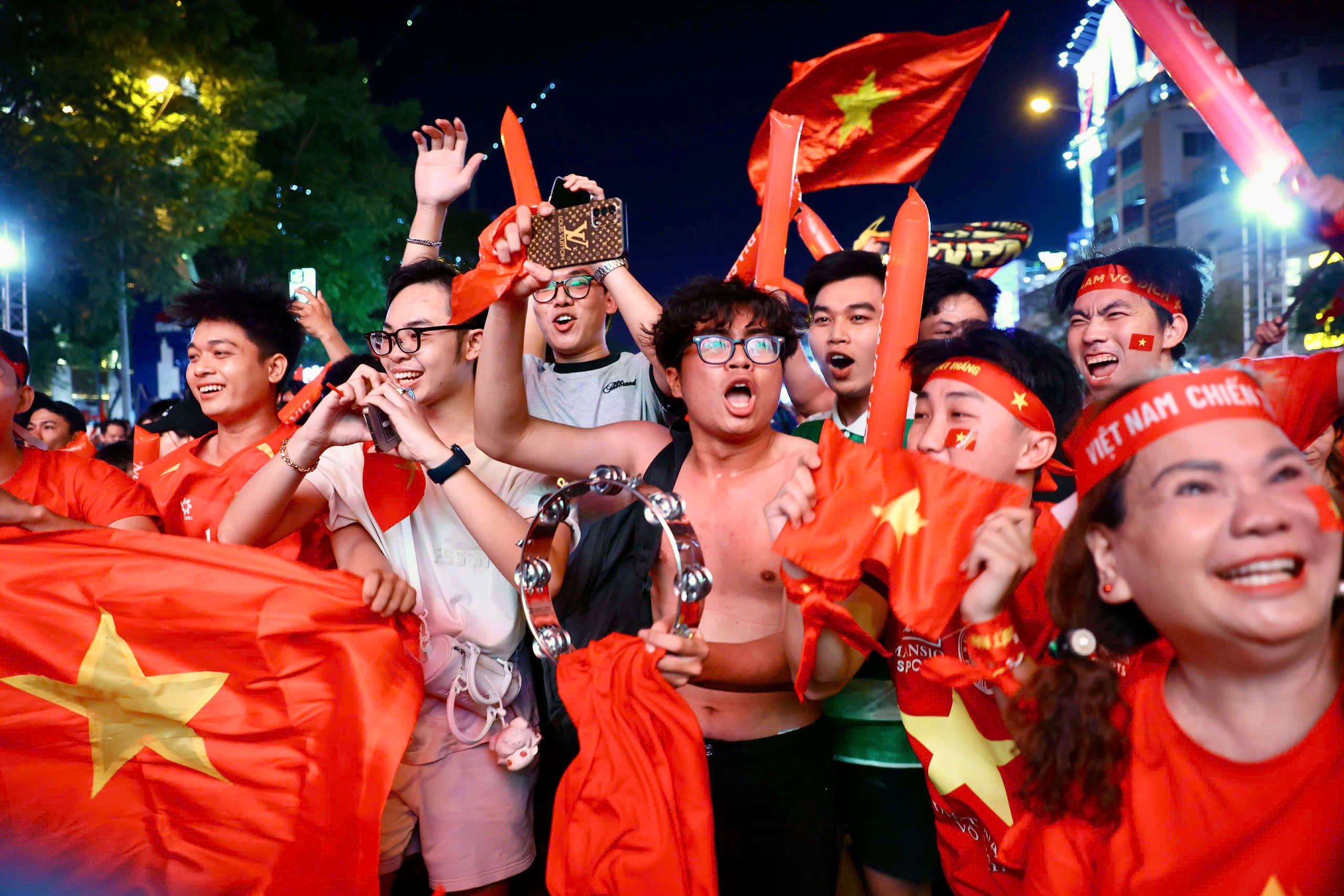 'Biển người' ở trung tâm TP.HCM mừng U.22 Việt Nam vô địch SEA Games 33 - Ảnh 11.