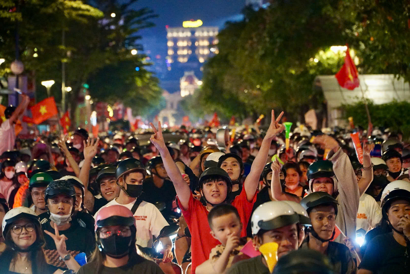 'Biển người' ở trung tâm TP.HCM mừng U.22 Việt Nam vô địch SEA Games 33 - Ảnh 6.