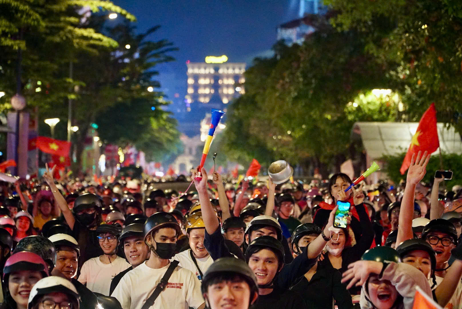 'Biển người' ở trung tâm TP.HCM mừng U.22 Việt Nam vô địch SEA Games 33 - Ảnh 7.
