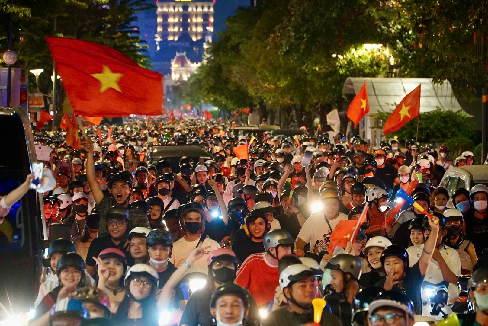 'Biển người' ở trung tâm TP.HCM mừng U.22 Việt Nam vô địch SEA Games 33 - Ảnh 8.
