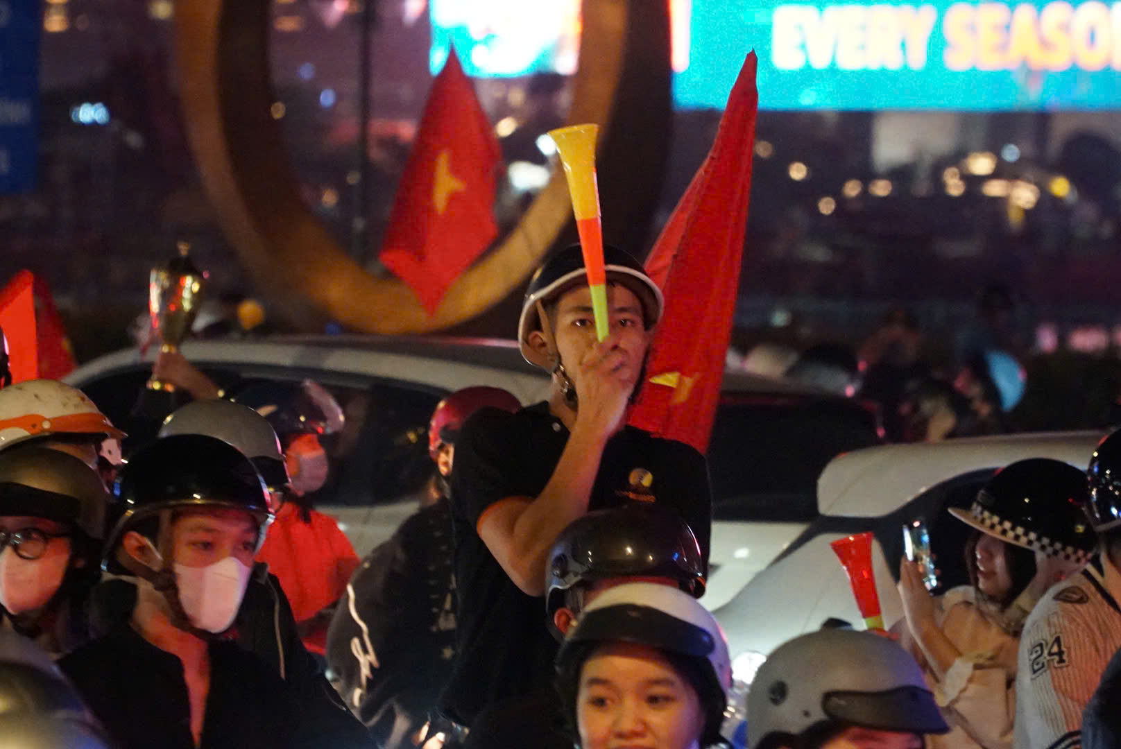 'Biển người' ở trung tâm TP.HCM mừng U.22 Việt Nam vô địch SEA Games 33 - Ảnh 5.