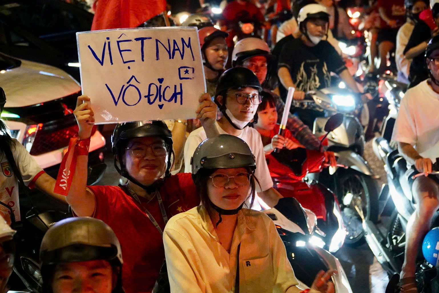 'Biển người' ở trung tâm TP.HCM mừng U.22 Việt Nam vô địch SEA Games 33 - Ảnh 4.