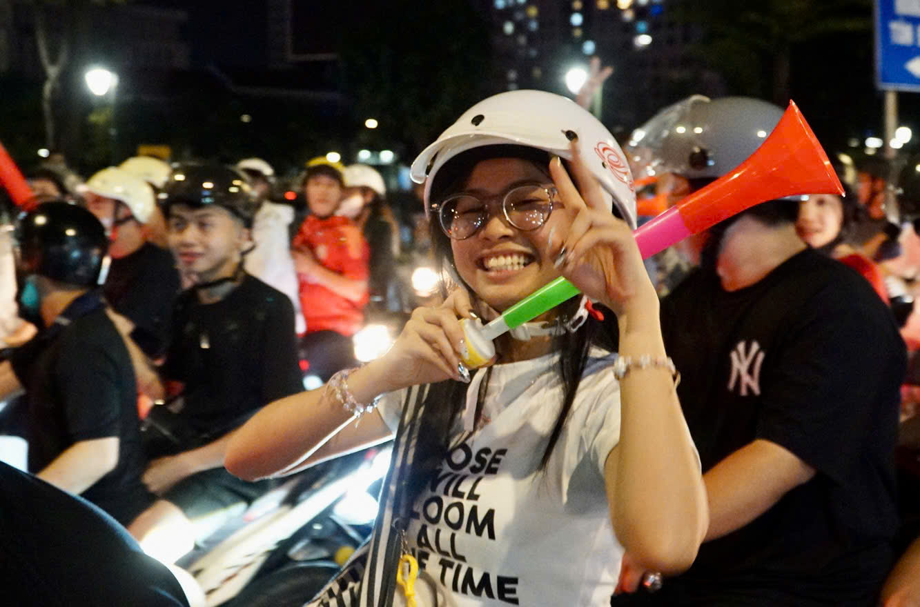 'Biển người' ở trung tâm TP.HCM mừng U.22 Việt Nam vô địch SEA Games 33 - Ảnh 2.