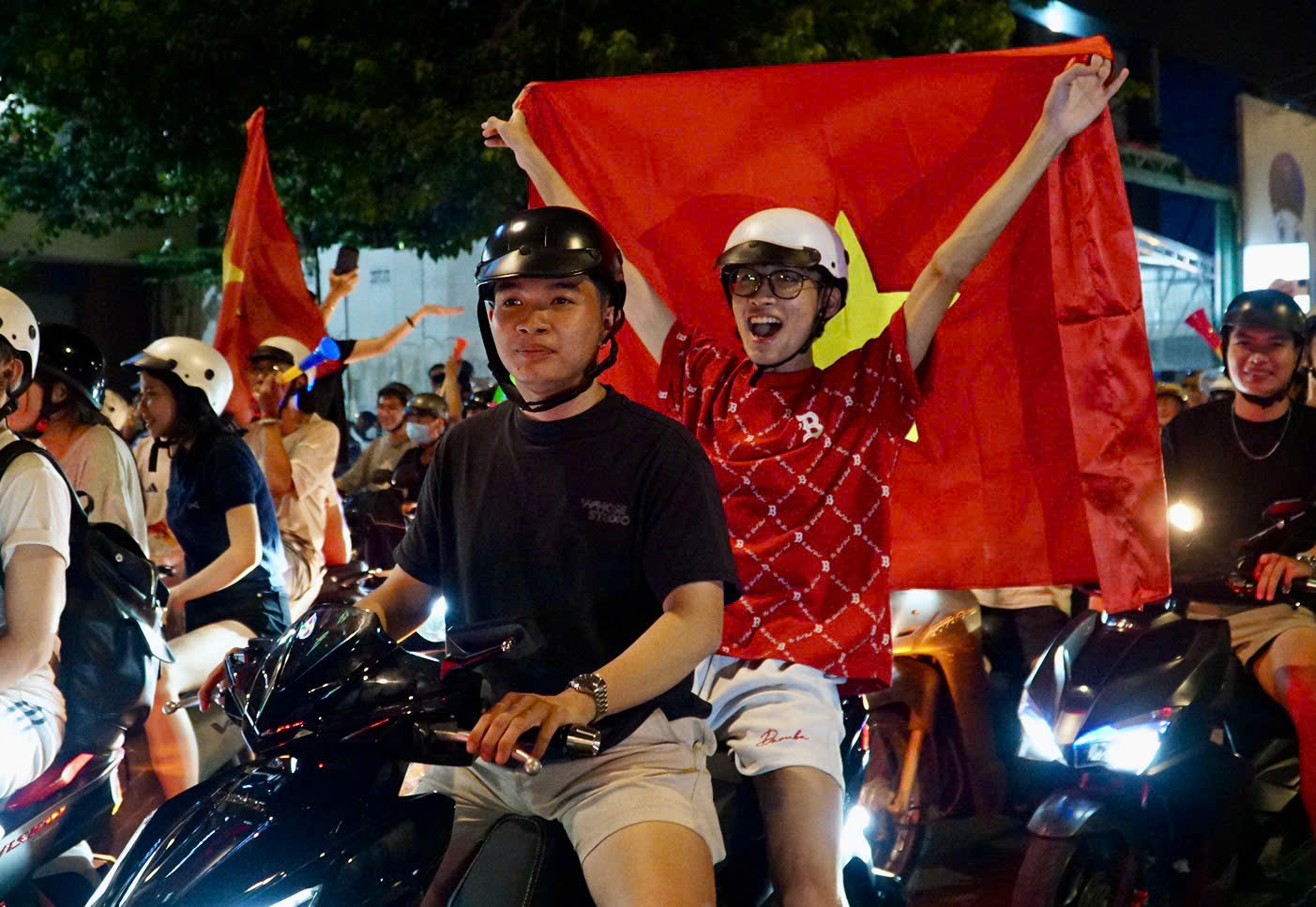 'Biển người' ở trung tâm TP.HCM mừng U.22 Việt Nam vô địch SEA Games 33 - Ảnh 3.