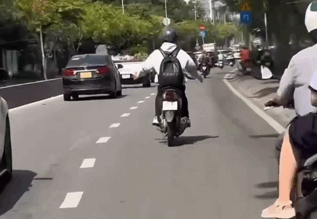 C&ocirc;ng an TP.HCM x&aacute;c minh clip nam thanh ni&ecirc;n l&aacute;i xe m&aacute;y bu&ocirc;ng 2 tay - Ảnh 1.