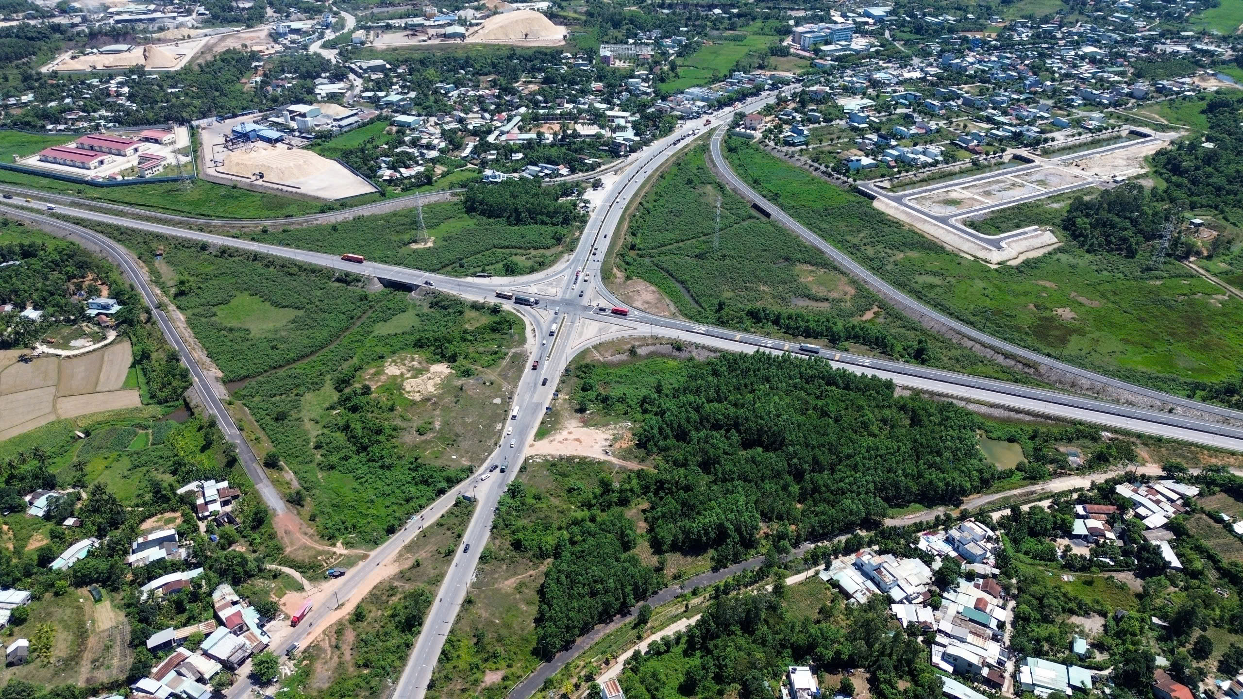 N&uacute;t giao QL14B với cao tốc Đ&agrave; Nẵng - Quảng Ng&atilde;i: Dự &aacute;n hạ tầng trọng điểm mới - Ảnh 4.