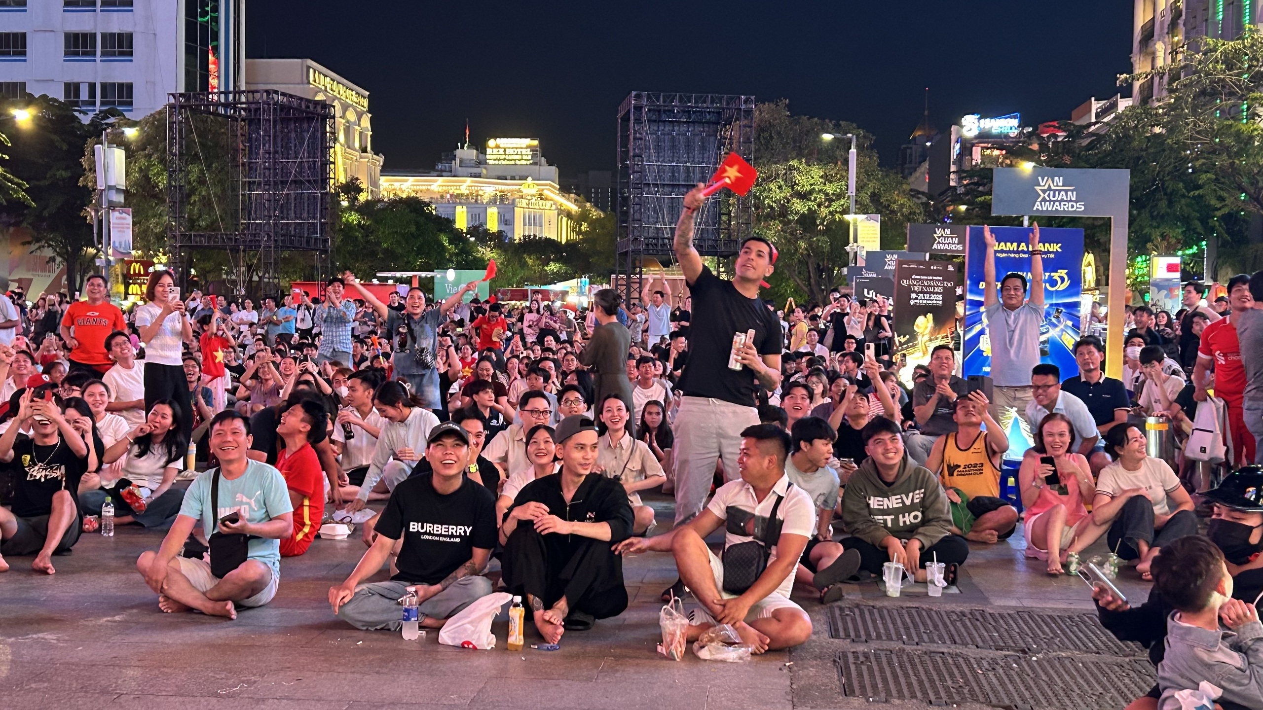 U.22 Việt Nam hạ Thái Lan 3-2: triệu con tim xuống phố mừng ‘vàng’ SEA Games 33 - Ảnh 2.