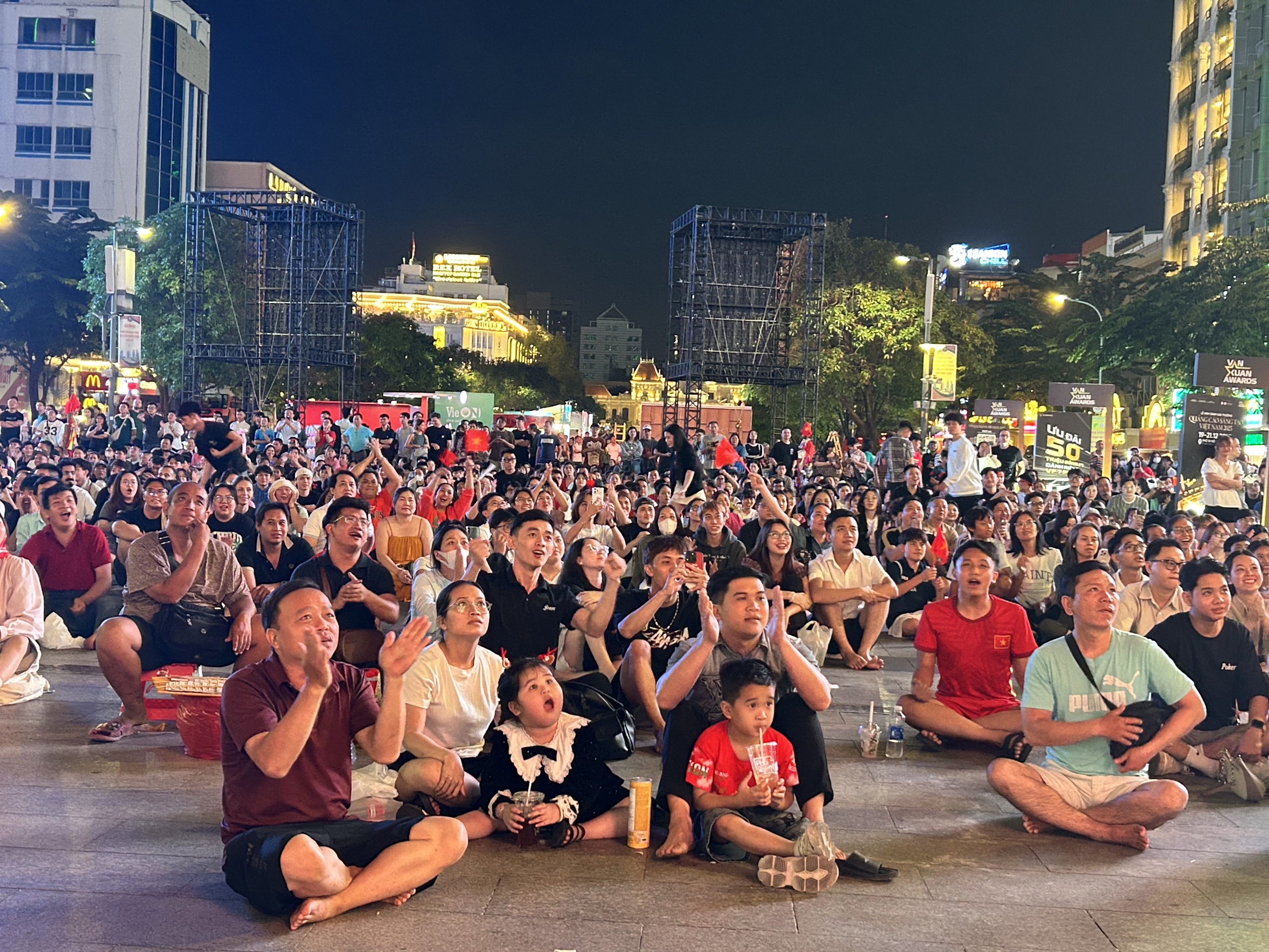 U.22 Việt Nam hạ Thái Lan 3-2: triệu con tim xuống phố mừng ‘vàng’ SEA Games 33 - Ảnh 4.