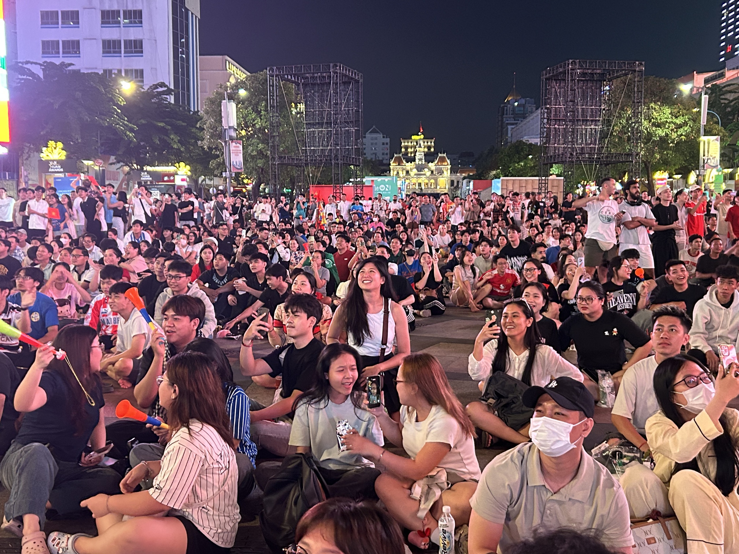 U.22 Việt Nam hạ Thái Lan 3-2: triệu con tim xuống phố mừng ‘vàng’ SEA Games 33 - Ảnh 5.