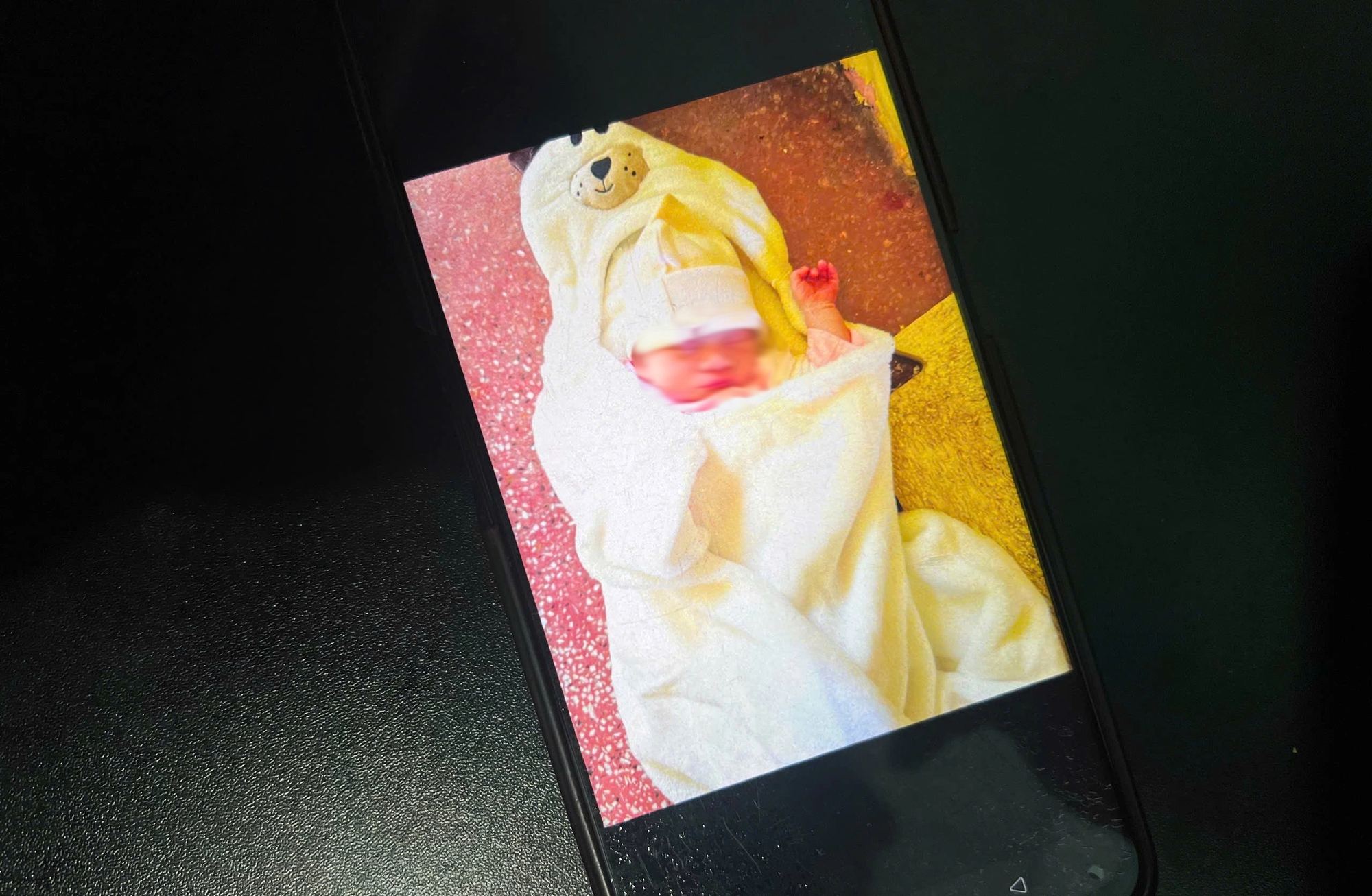 TP.HCM: Bé gái nặng 2,5 kg bị bỏ rơi tại chùa Kỳ Quang 2 - Ảnh 1.