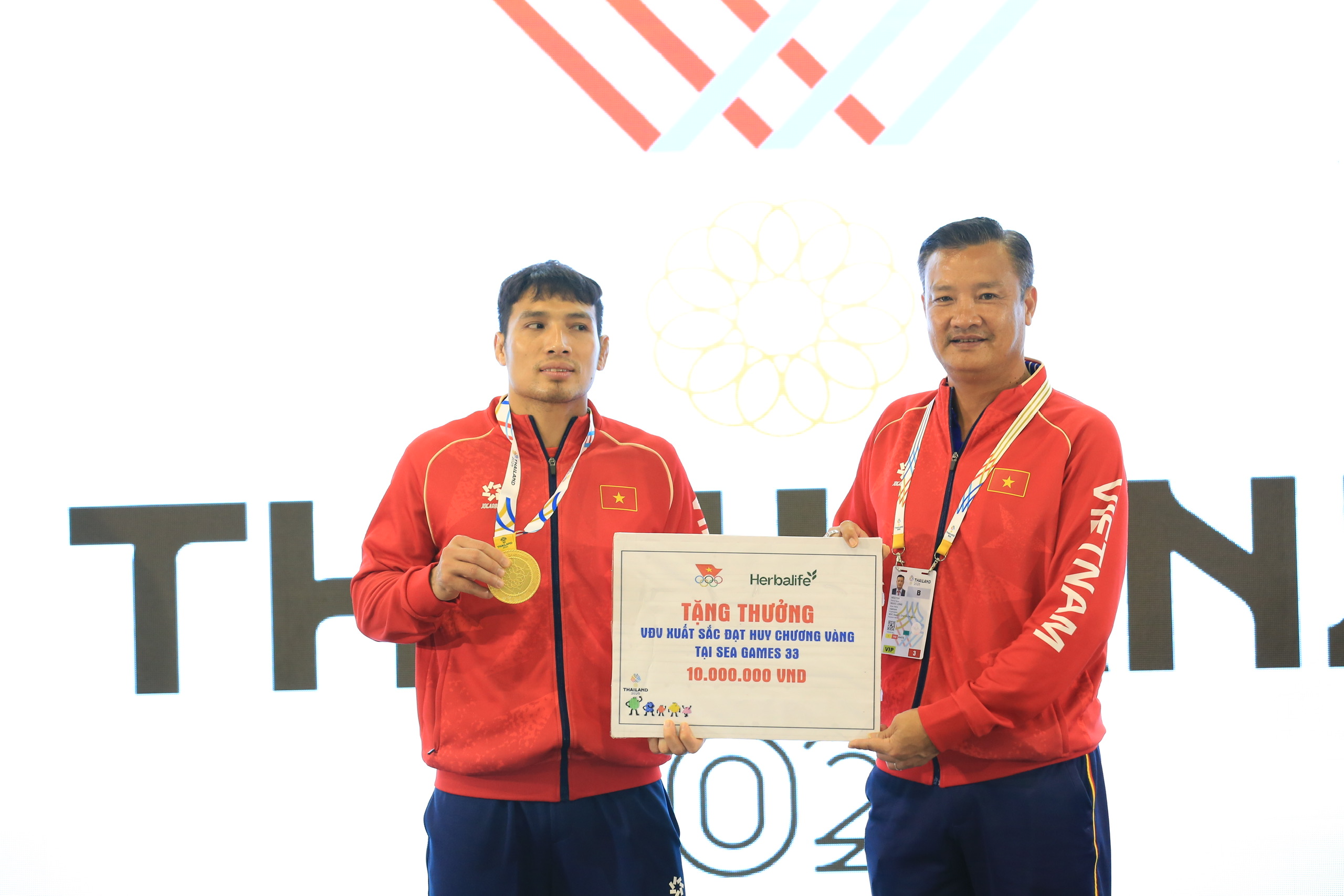 Cấn Tất Dự đi vào lịch sử SEA Games: Gia đình bày 50 mâm cỗ ăn mừng- Ảnh 1.