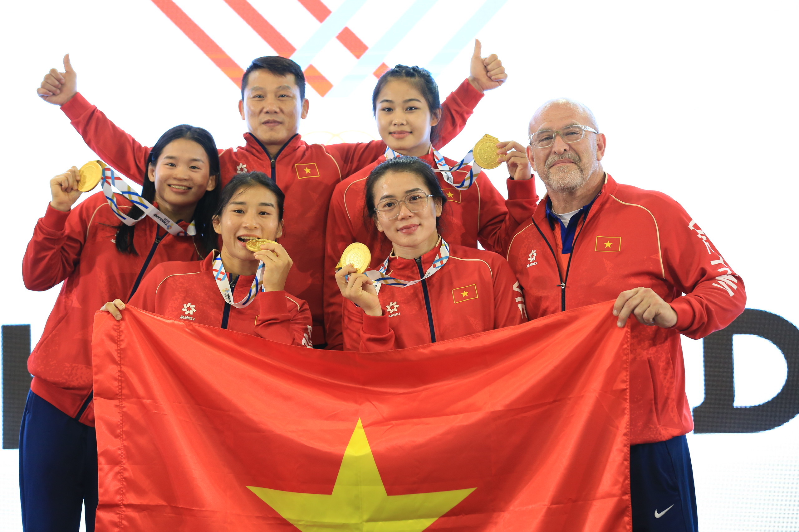 Cấn Tất Dự đi vào lịch sử SEA Games: Gia đình bày 50 mâm cỗ ăn mừng- Ảnh 7.