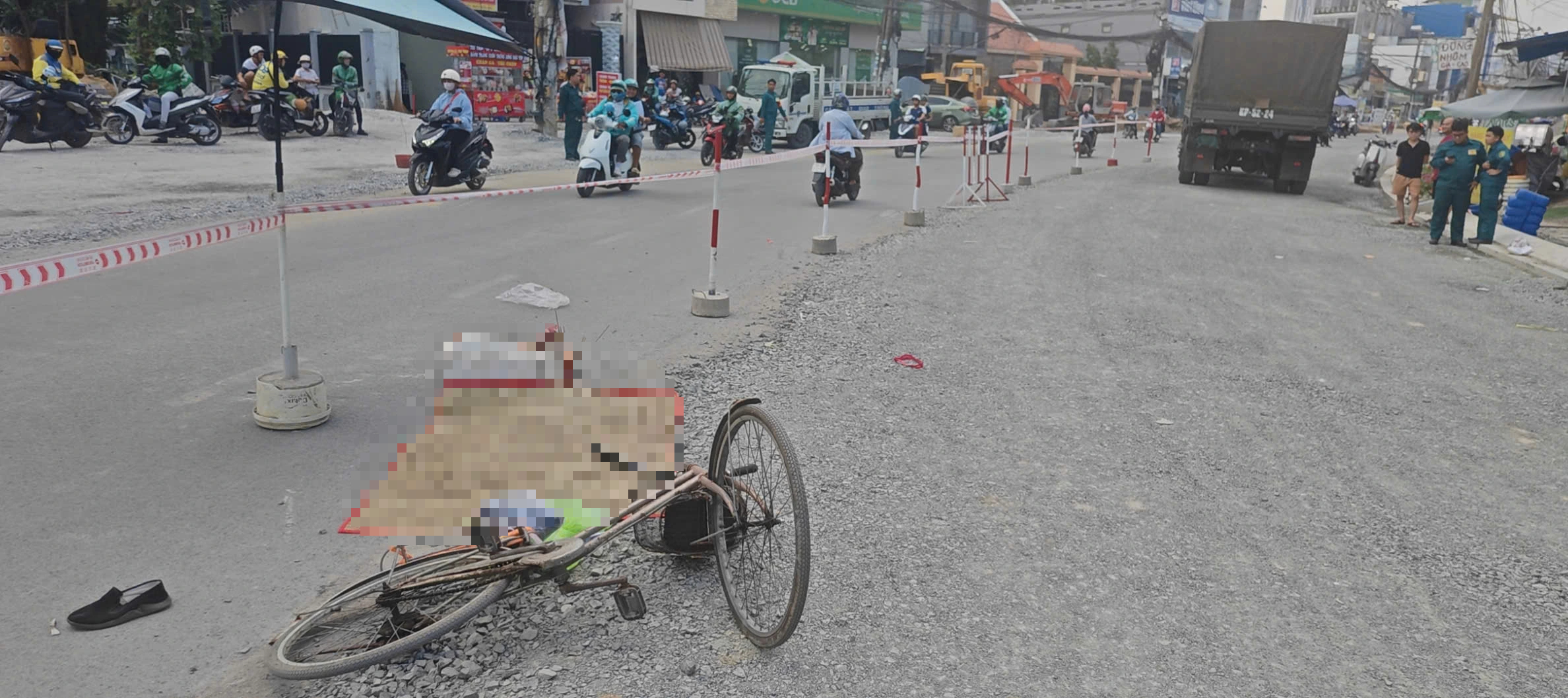 TP.HCM: Cụ ông tử vong thương tâm sau tai nạn trên đường đang sửa chữa - Ảnh 1.