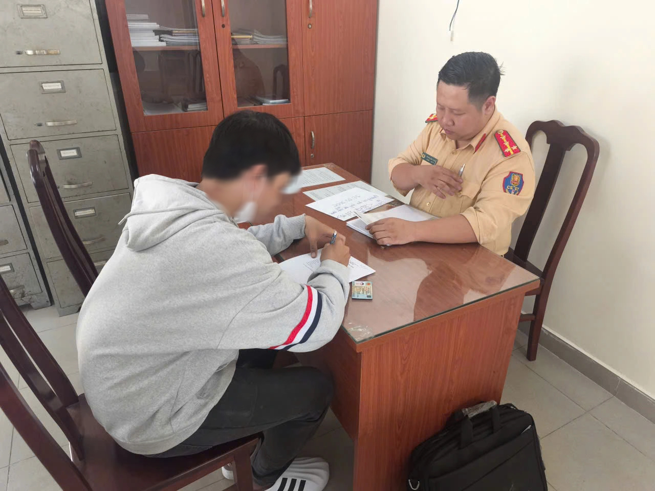 Nam thanh niên 19 tuổi bị CSGT TP.HCM tịch thu xe vì buông 2 tay lái xe - Ảnh 1.