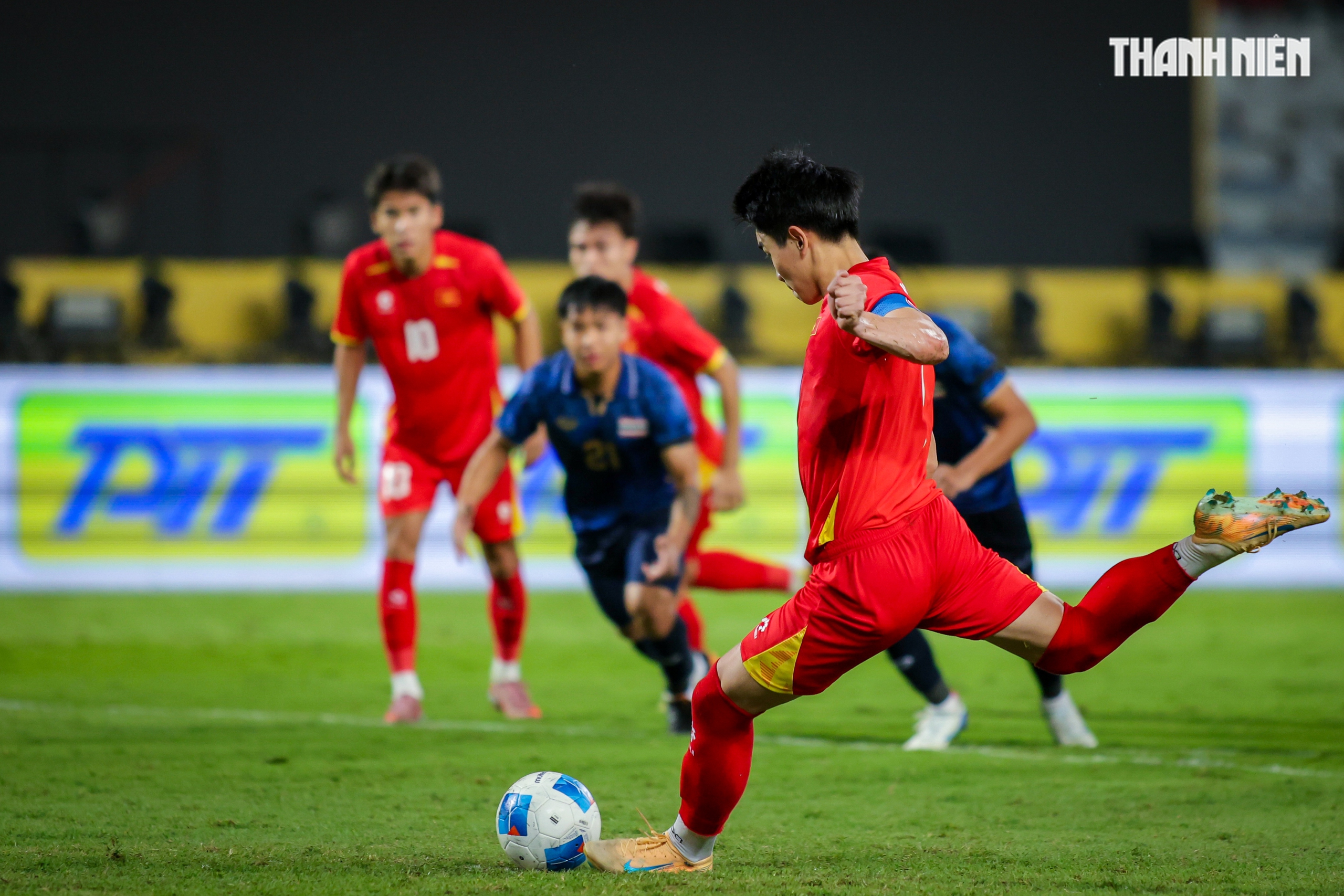 Qu&aacute; đ&atilde; h&igrave;nh ảnh U.22 Việt Nam quật ng&atilde; Th&aacute;i Lan ngay tại Rajamangala, gi&agrave;nh HCV SEA Games 33- Ảnh 6.