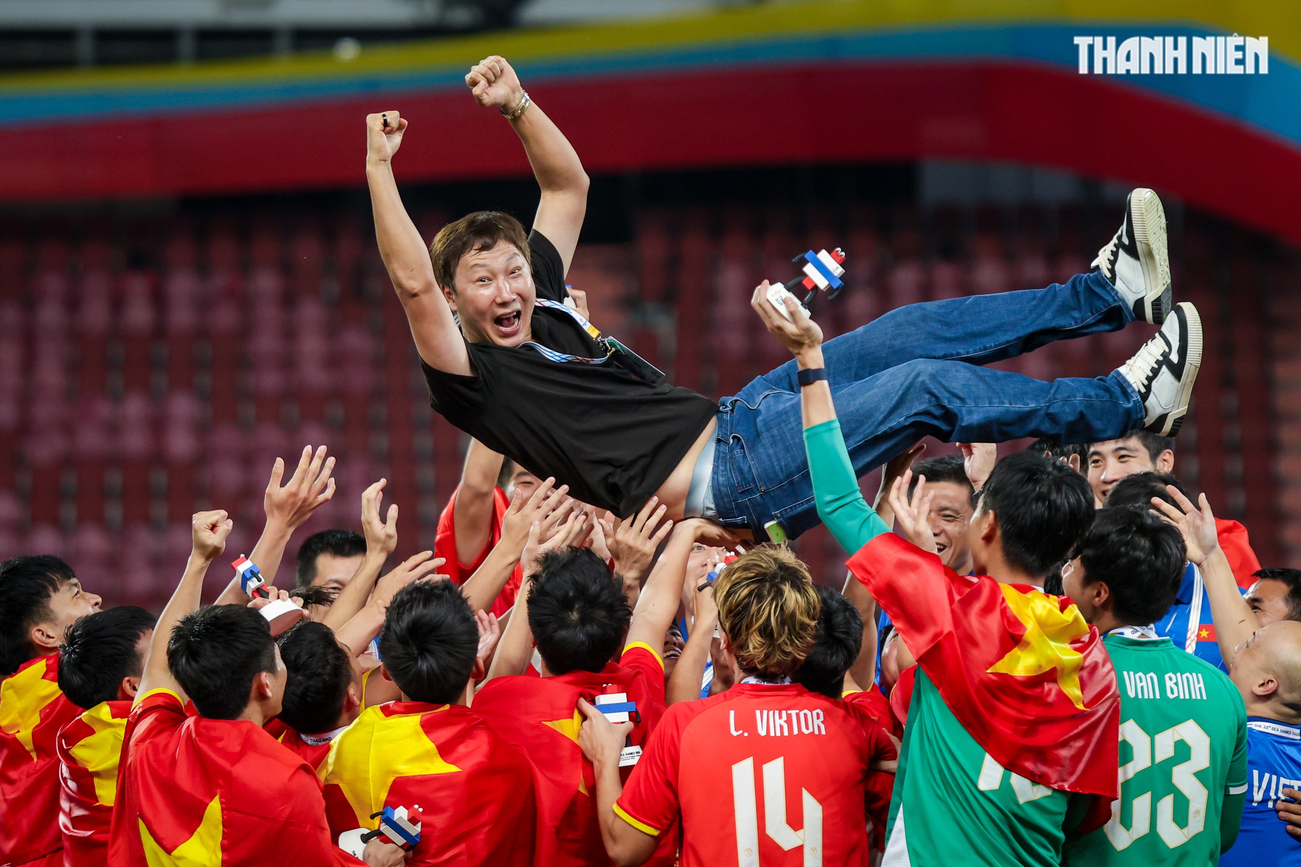 Qu&aacute; đ&atilde; h&igrave;nh ảnh U.22 Việt Nam quật ng&atilde; Th&aacute;i Lan ngay tại Rajamangala, gi&agrave;nh HCV SEA Games 33- Ảnh 16.