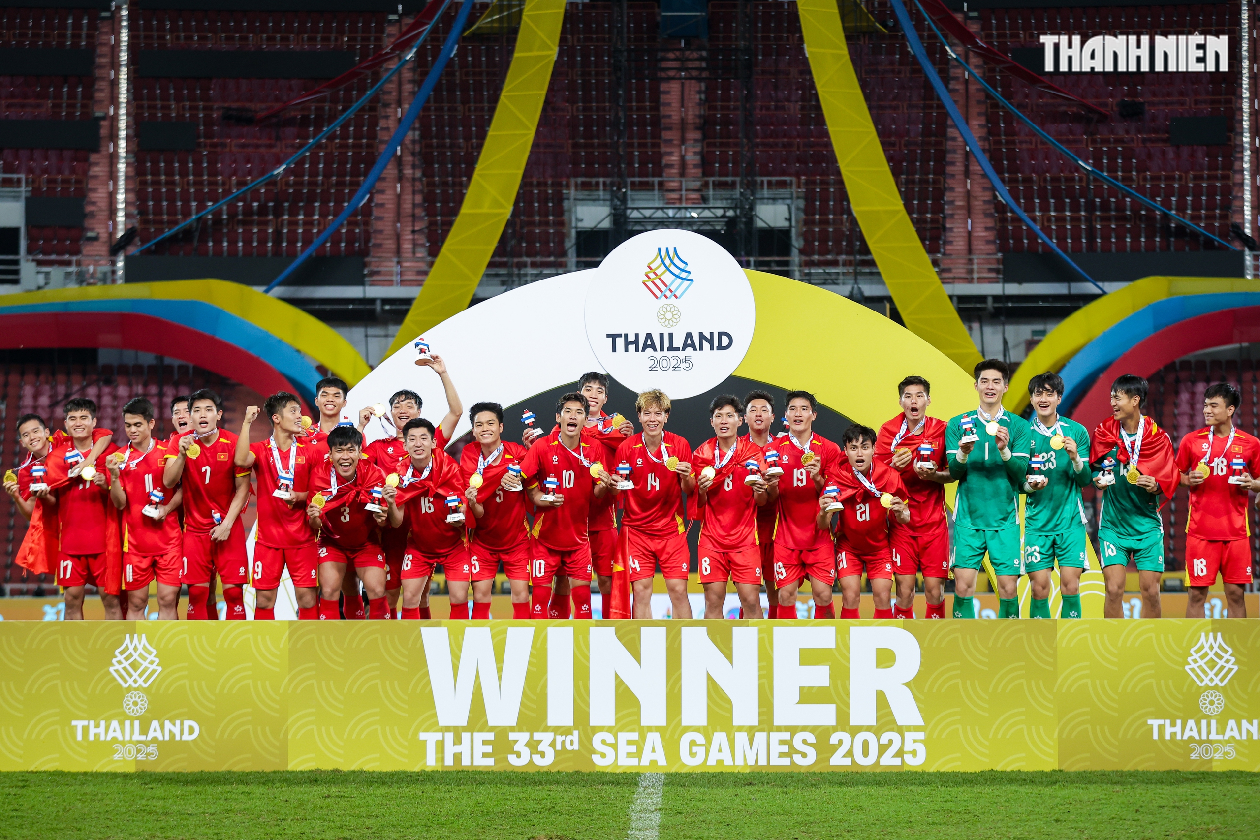 Qu&aacute; đ&atilde; h&igrave;nh ảnh U.22 Việt Nam quật ng&atilde; Th&aacute;i Lan ngay tại Rajamangala, gi&agrave;nh HCV SEA Games 33- Ảnh 15.