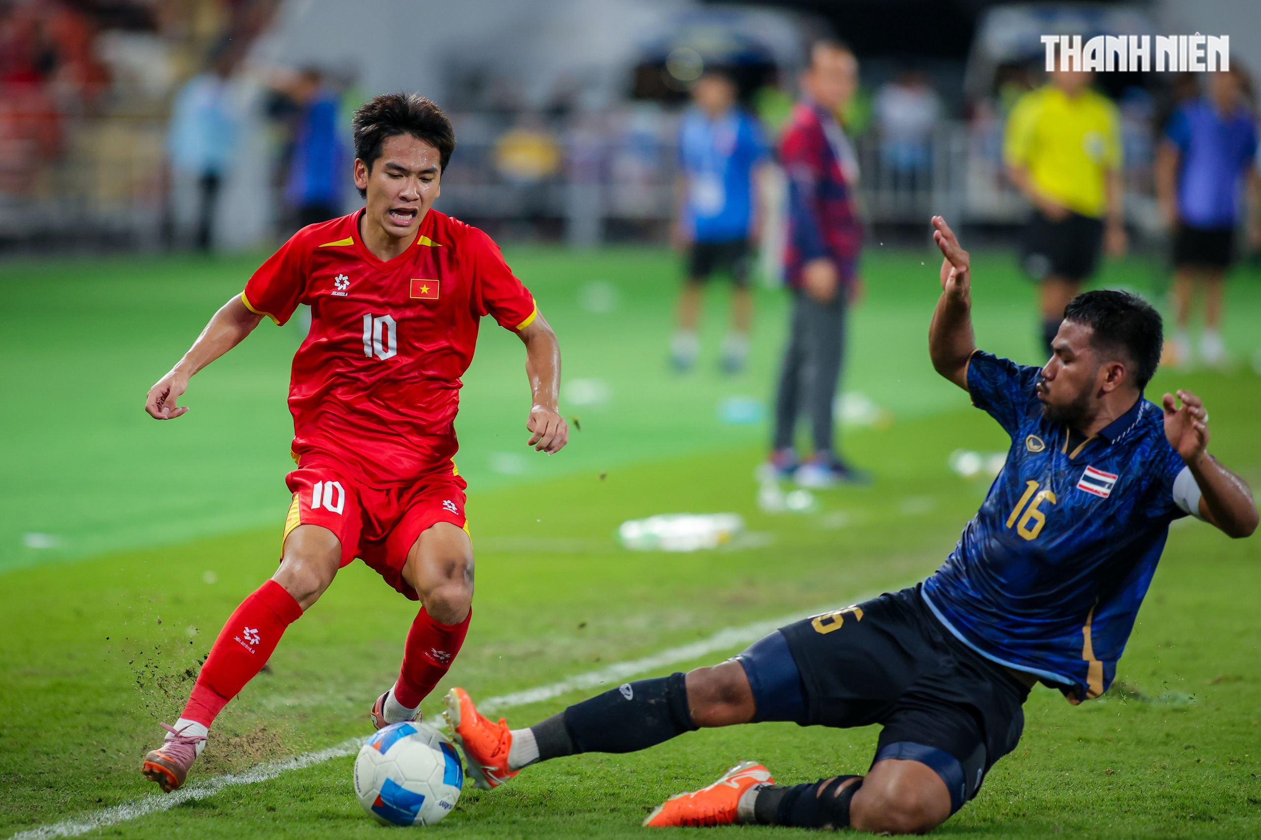 Qu&aacute; đ&atilde; h&igrave;nh ảnh U.22 Việt Nam quật ng&atilde; Th&aacute;i Lan ngay tại Rajamangala, gi&agrave;nh HCV SEA Games 33- Ảnh 2.