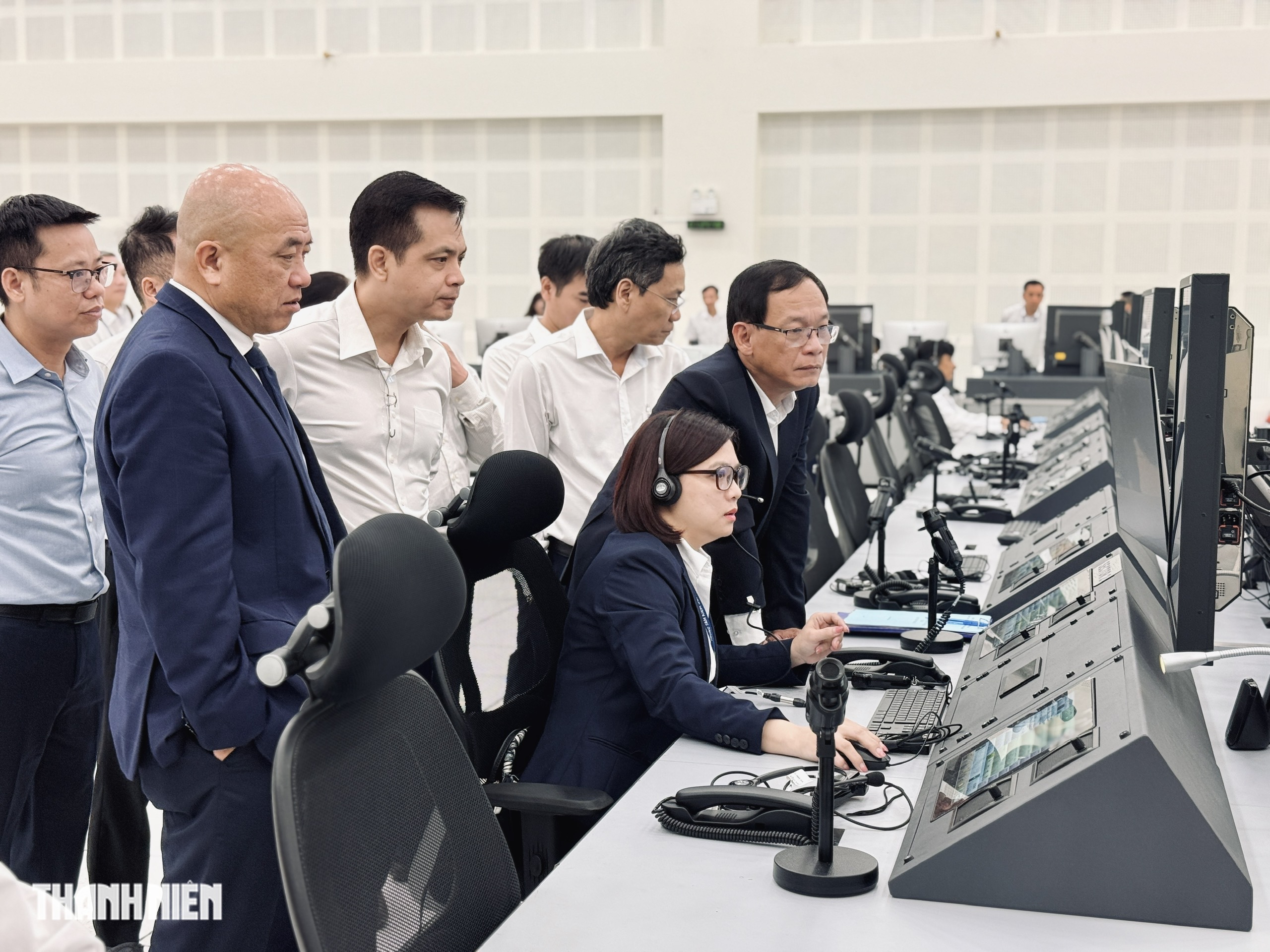 B&ecirc;n trong Trung t&acirc;m Kiểm so&aacute;t kh&ocirc;ng lưu Hồ Ch&iacute; Minh gần 1.500 tỉ vừa vận h&agrave;nh - Ảnh 8.