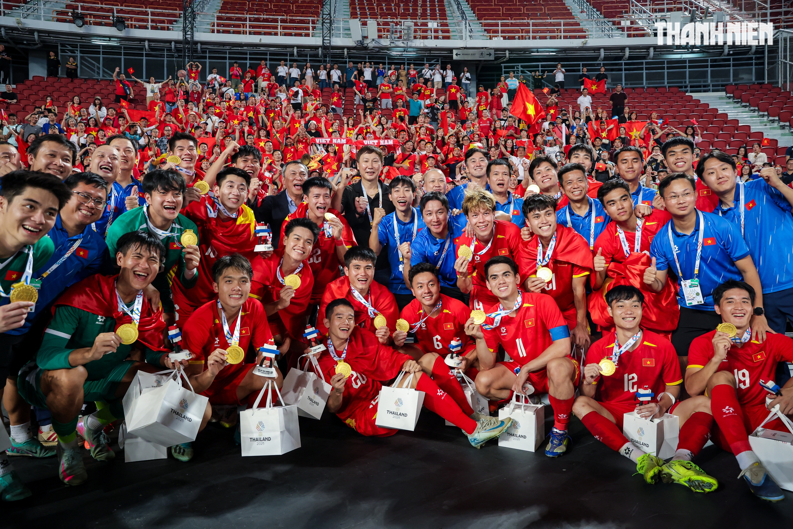 Qu&aacute; đ&atilde; h&igrave;nh ảnh U.22 Việt Nam quật ng&atilde; Th&aacute;i Lan ngay tại Rajamangala, gi&agrave;nh HCV SEA Games 33- Ảnh 25.