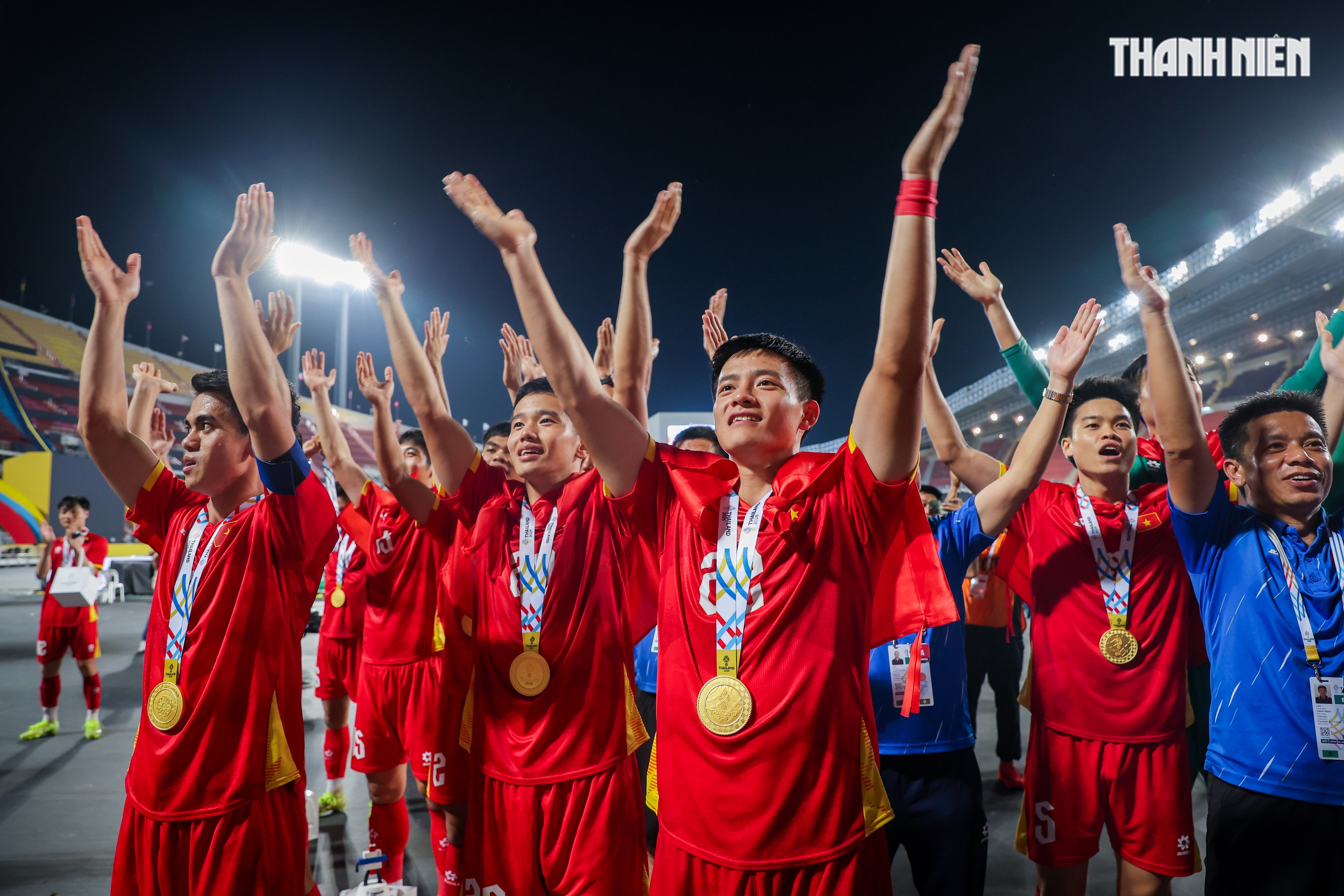 Qu&aacute; đ&atilde; h&igrave;nh ảnh U.22 Việt Nam quật ng&atilde; Th&aacute;i Lan ngay tại Rajamangala, gi&agrave;nh HCV SEA Games 33- Ảnh 22.
