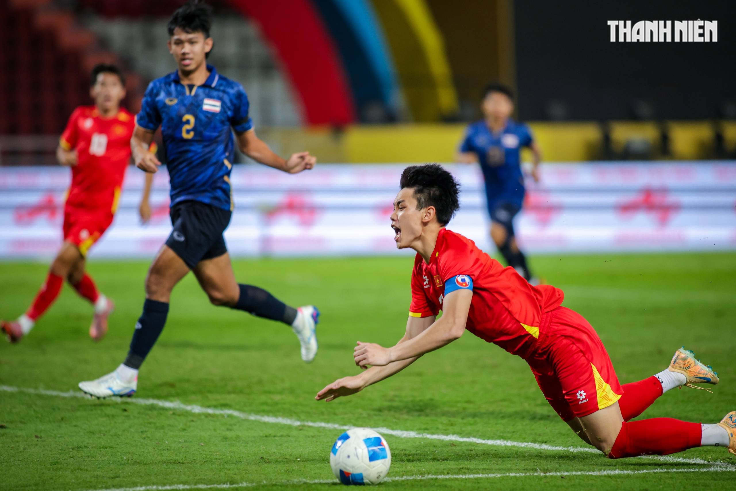 Qu&aacute; đ&atilde; h&igrave;nh ảnh U.22 Việt Nam quật ng&atilde; Th&aacute;i Lan ngay tại Rajamangala, gi&agrave;nh HCV SEA Games 33- Ảnh 5.
