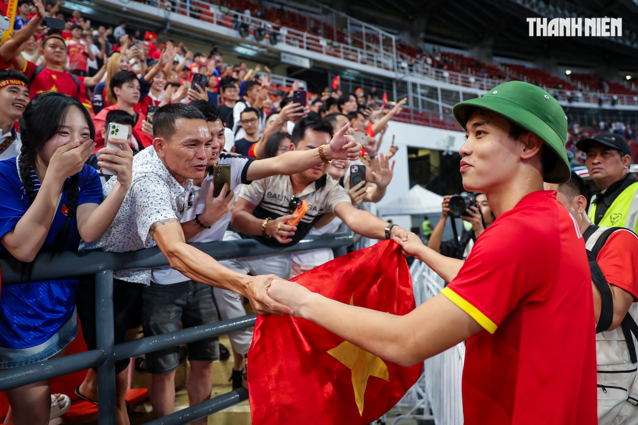 Qu&aacute; đ&atilde; h&igrave;nh ảnh U.22 Việt Nam quật ng&atilde; Th&aacute;i Lan ngay tại Rajamangala, gi&agrave;nh HCV SEA Games 33- Ảnh 21.