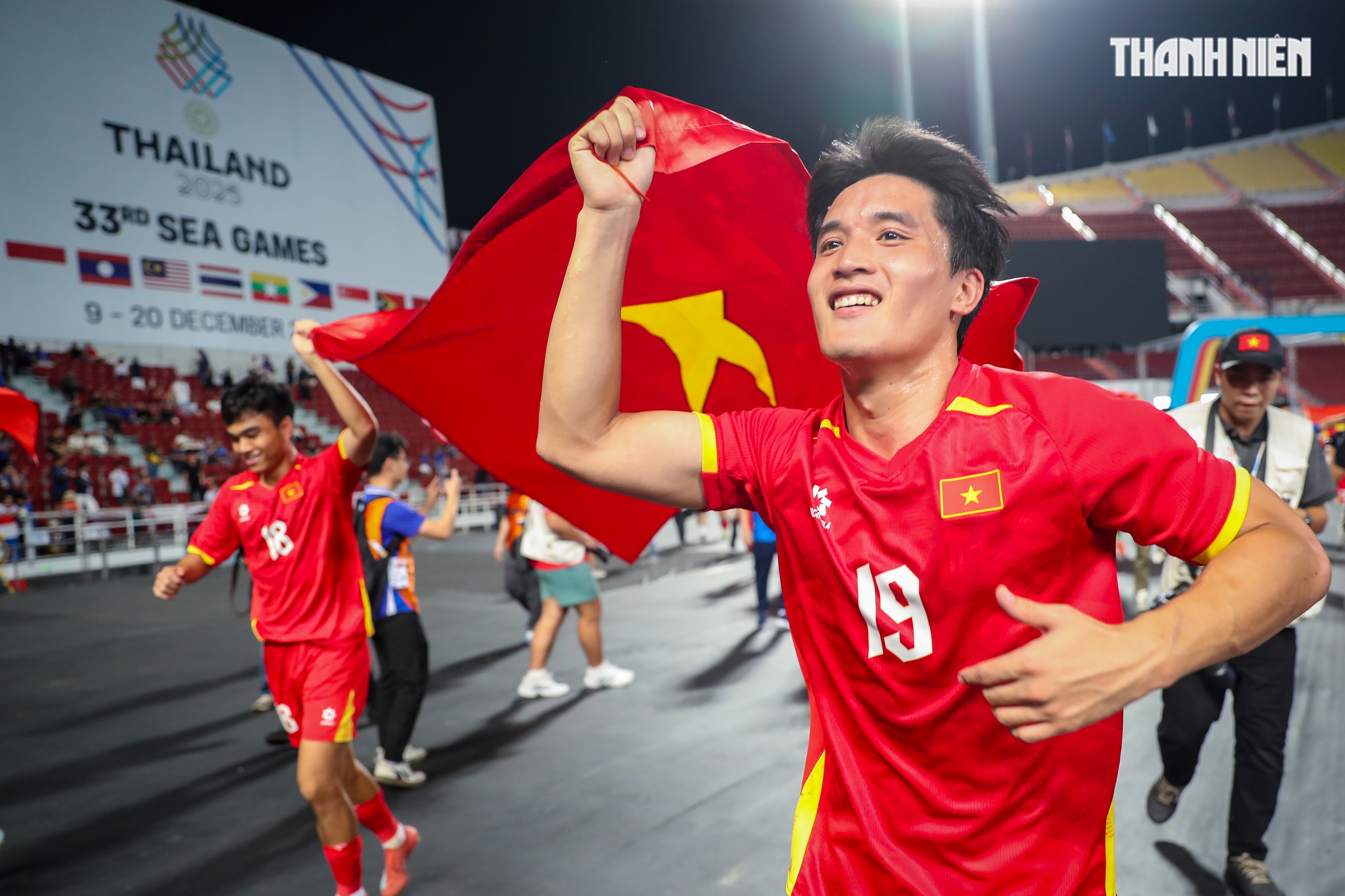 Qu&aacute; đ&atilde; h&igrave;nh ảnh U.22 Việt Nam quật ng&atilde; Th&aacute;i Lan ngay tại Rajamangala, gi&agrave;nh HCV SEA Games 33- Ảnh 17.