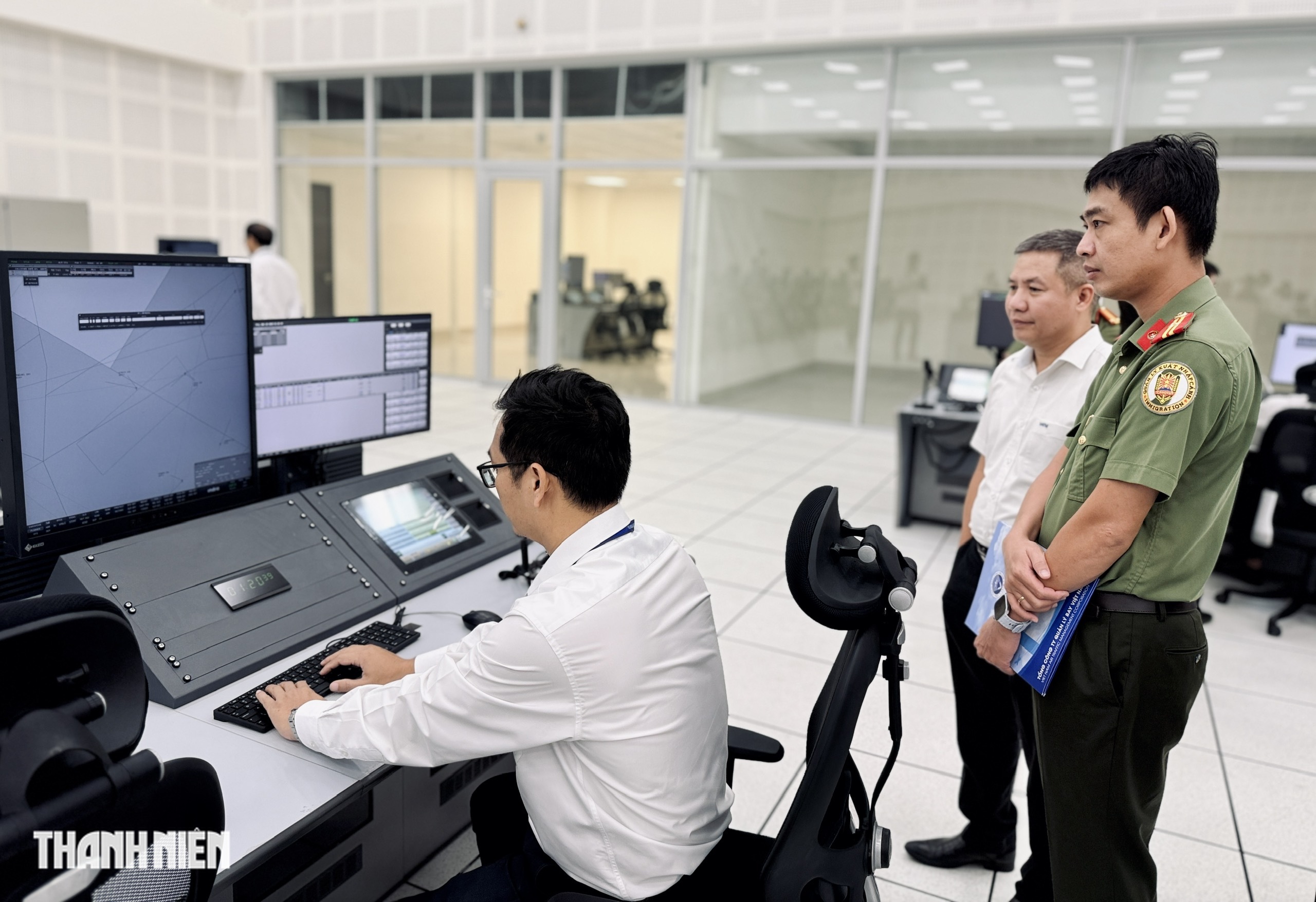 B&ecirc;n trong Trung t&acirc;m Kiểm so&aacute;t kh&ocirc;ng lưu Hồ Ch&iacute; Minh gần 1.500 tỉ vừa vận h&agrave;nh - Ảnh 6.