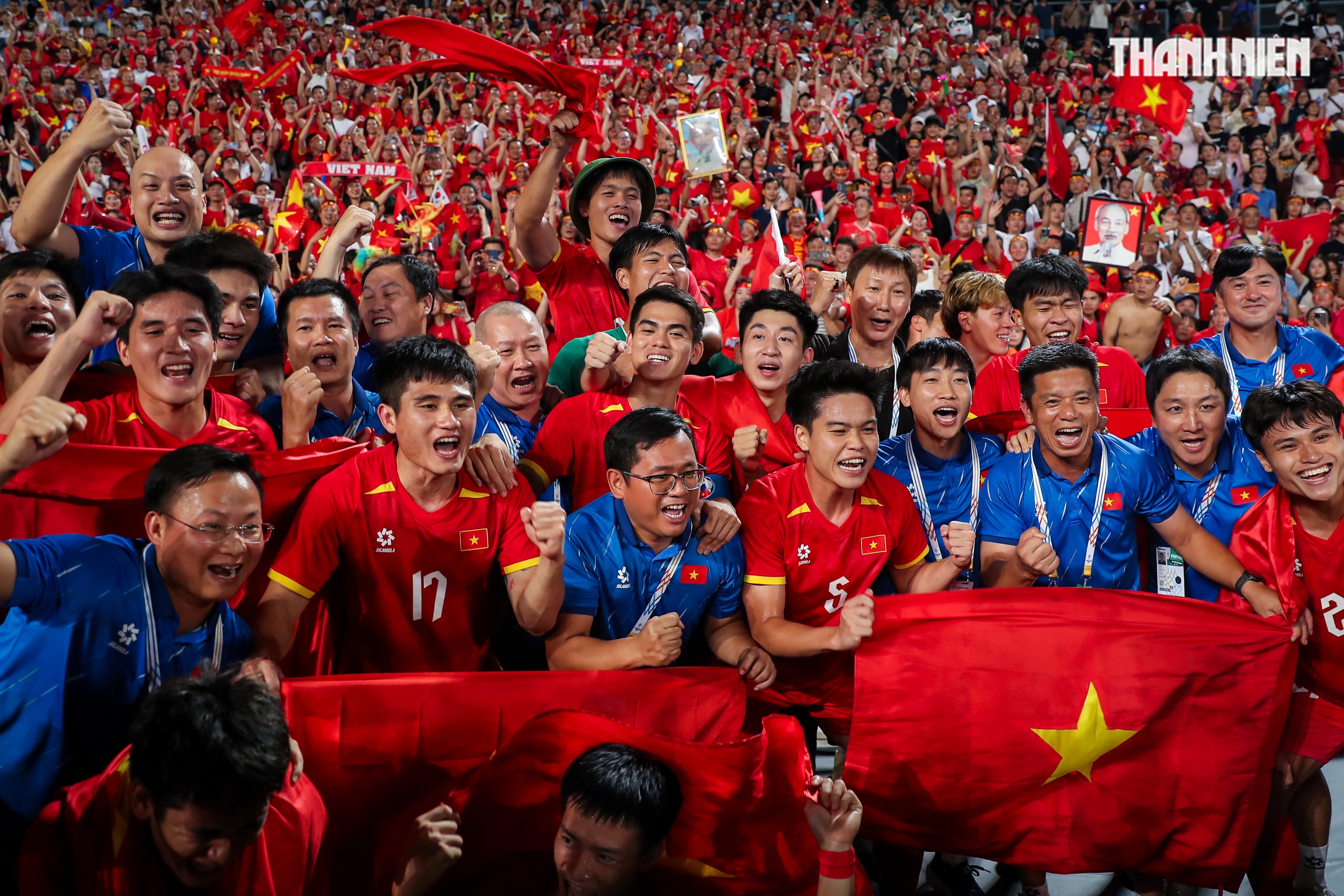 Qu&aacute; đ&atilde; h&igrave;nh ảnh U.22 Việt Nam quật ng&atilde; Th&aacute;i Lan ngay tại Rajamangala, gi&agrave;nh HCV SEA Games 33- Ảnh 24.