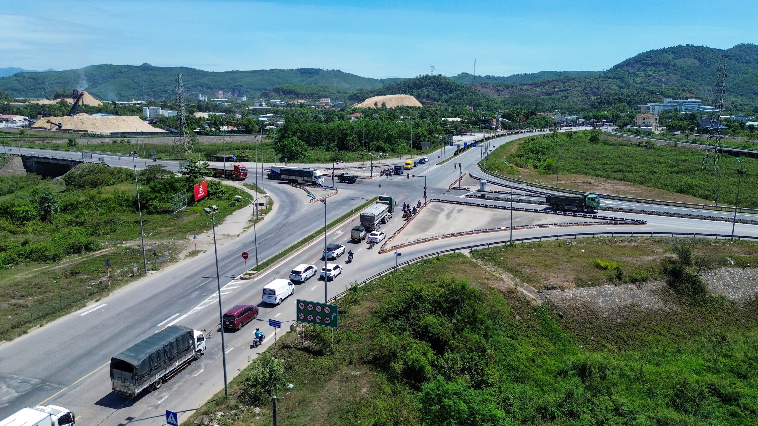 N&uacute;t giao QL14B với cao tốc Đ&agrave; Nẵng - Quảng Ng&atilde;i: Dự &aacute;n hạ tầng trọng điểm mới - Ảnh 2.