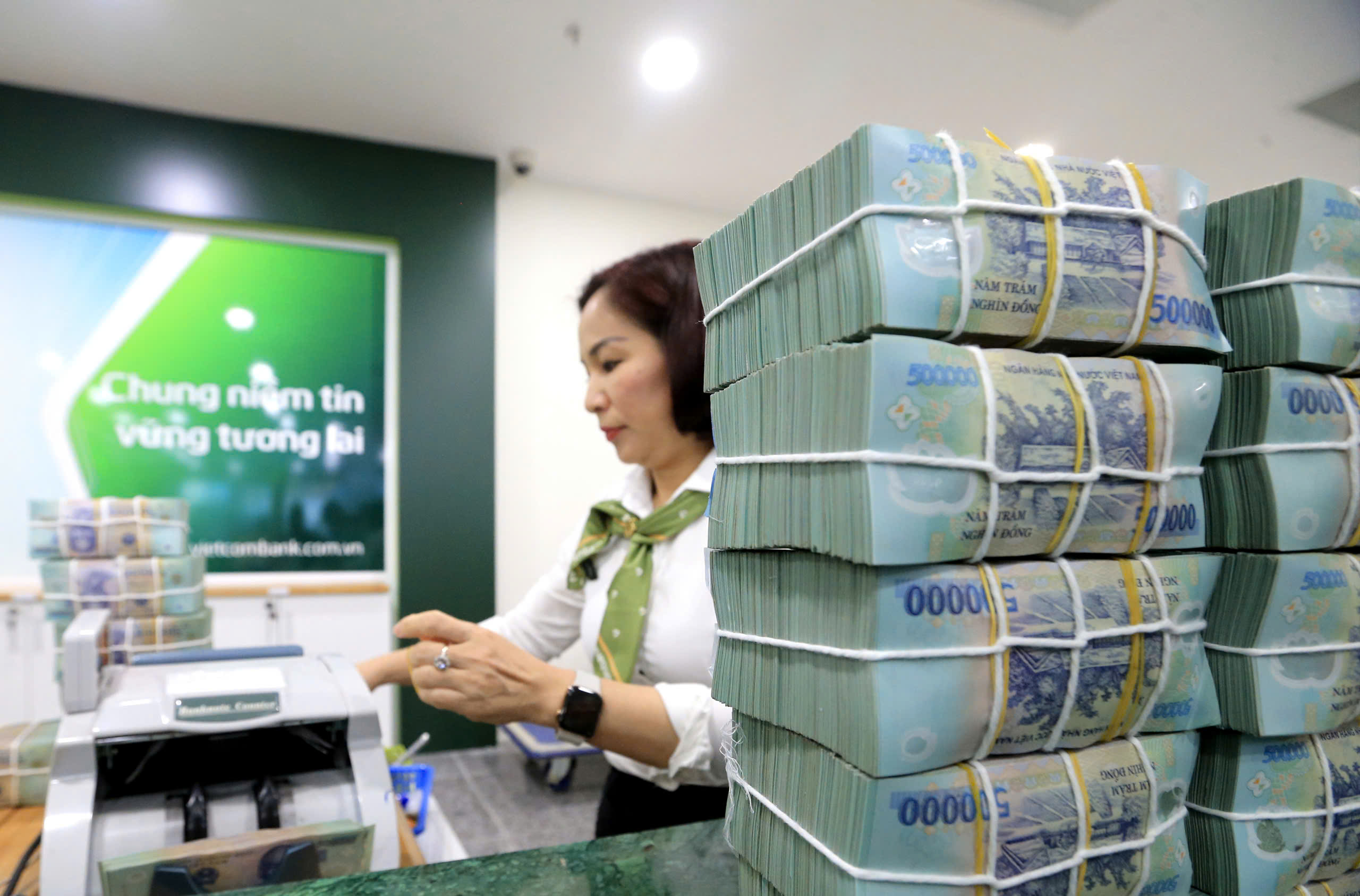 Lãi suất tiền đồng liên ngân hàng lên trên 8%/năm - Ảnh 1.