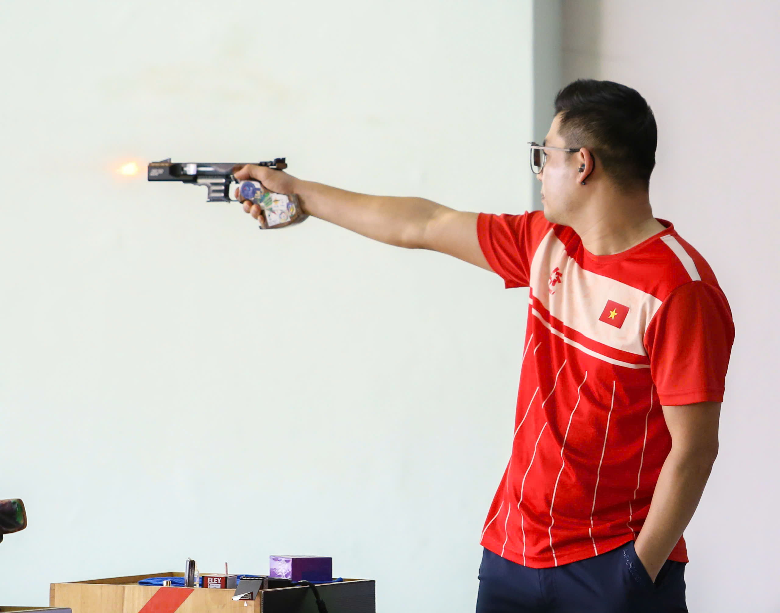 Trịnh Thu Vinh 'nhả vía', xạ thủ Hà Minh Thành phá kỷ lục SEA Games ở tuổi 40- Ảnh 2. Trịnh Thu Vinh 'nhả vía', xạ thủ Hà Minh Thành phá kỷ lục SEA Games ở tuổi 40- Ảnh 2.